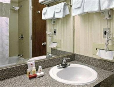 Queen Room with Two Queen Beds - Mobility Access/Non-Smoking photo 2