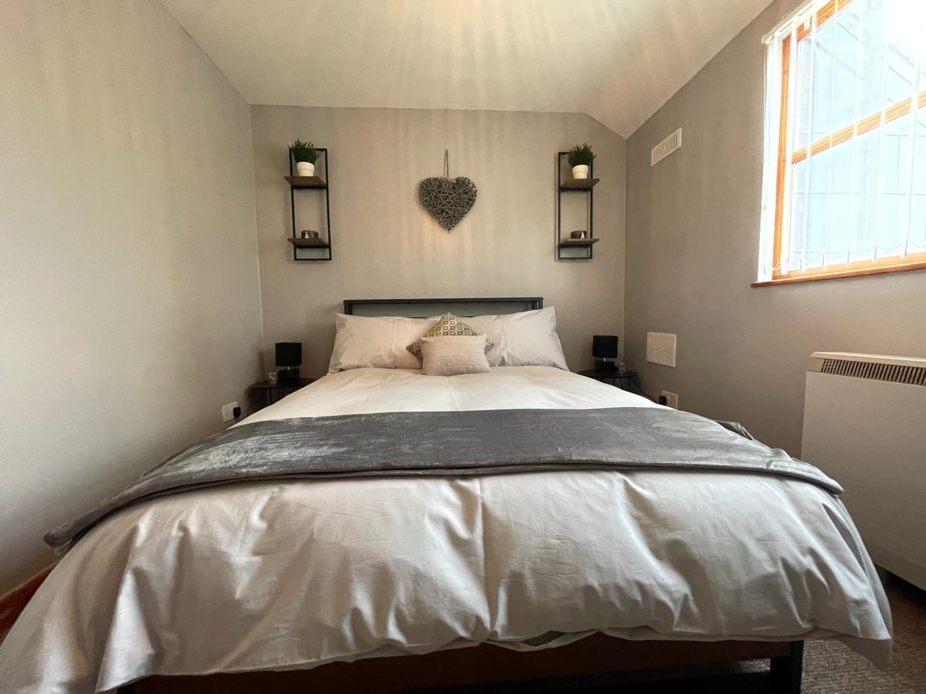 Two-Bedroom House - Photo 2