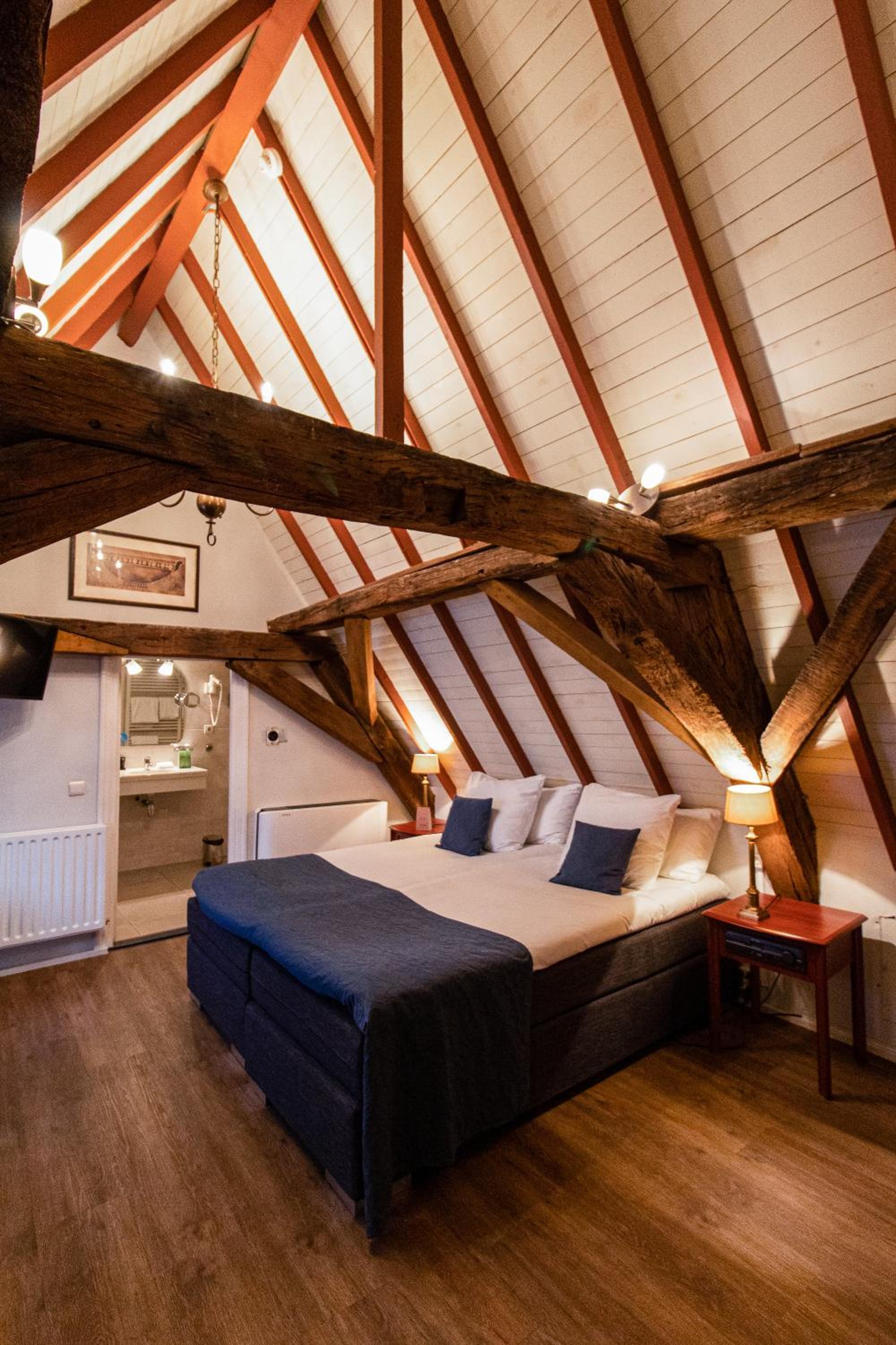 Suite - Photo 1