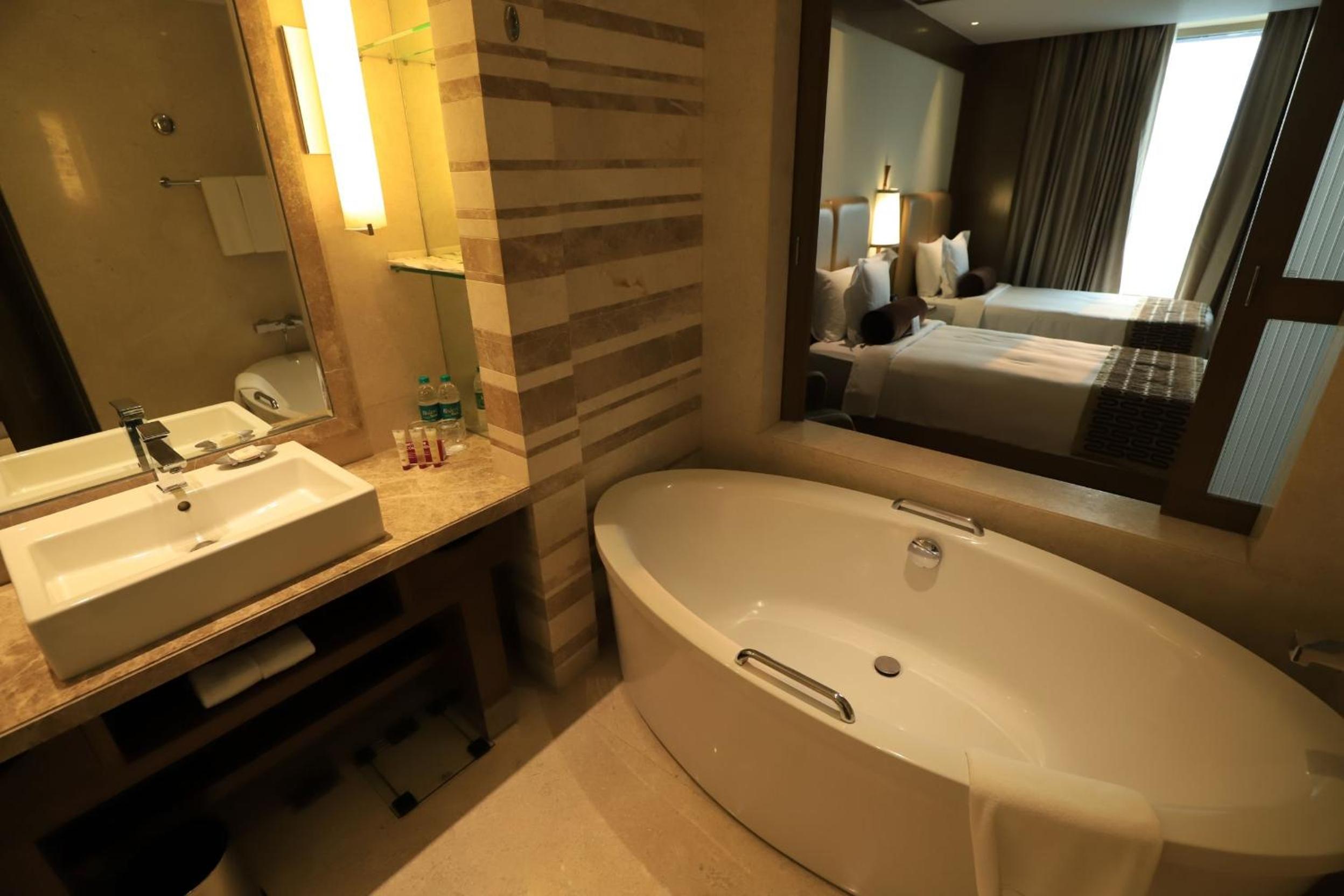 Standard Twin Room - Non-Smoking Offers Buy1Get1 on Premium beverages between 11amto7pm and 15% discount on Food and Soft beverages, SPA and Laundry - Photo 4