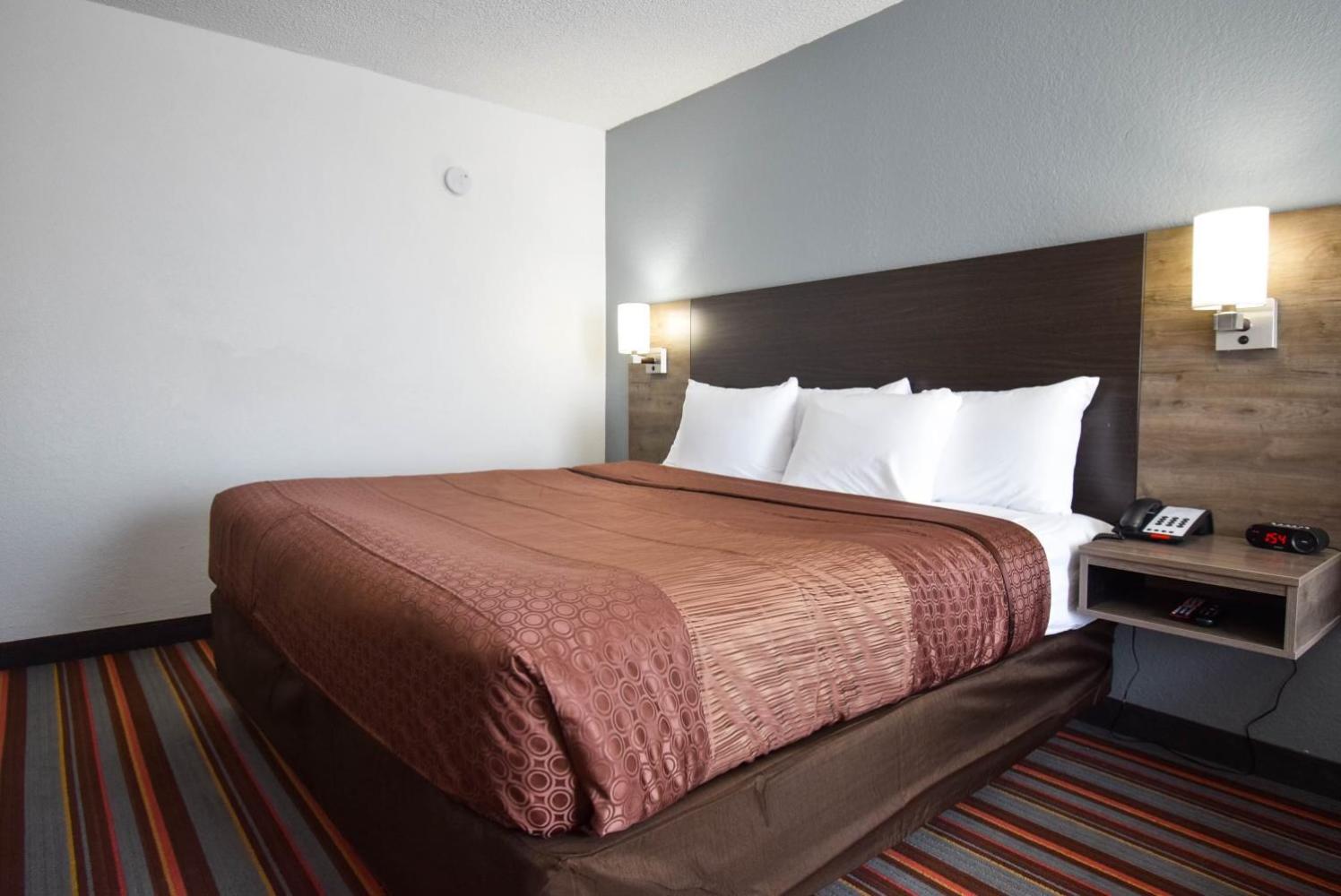 King Room - Accessible/Non Smoking - Photo 6