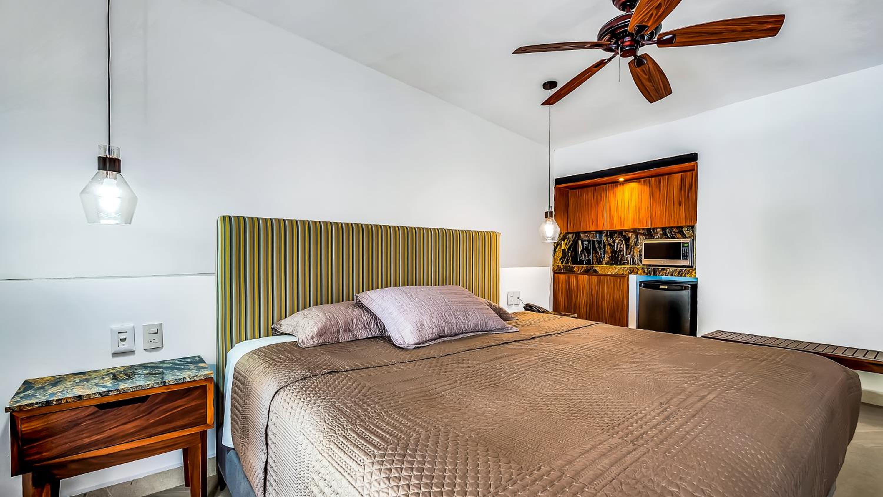 Deluxe Room - Photo 9