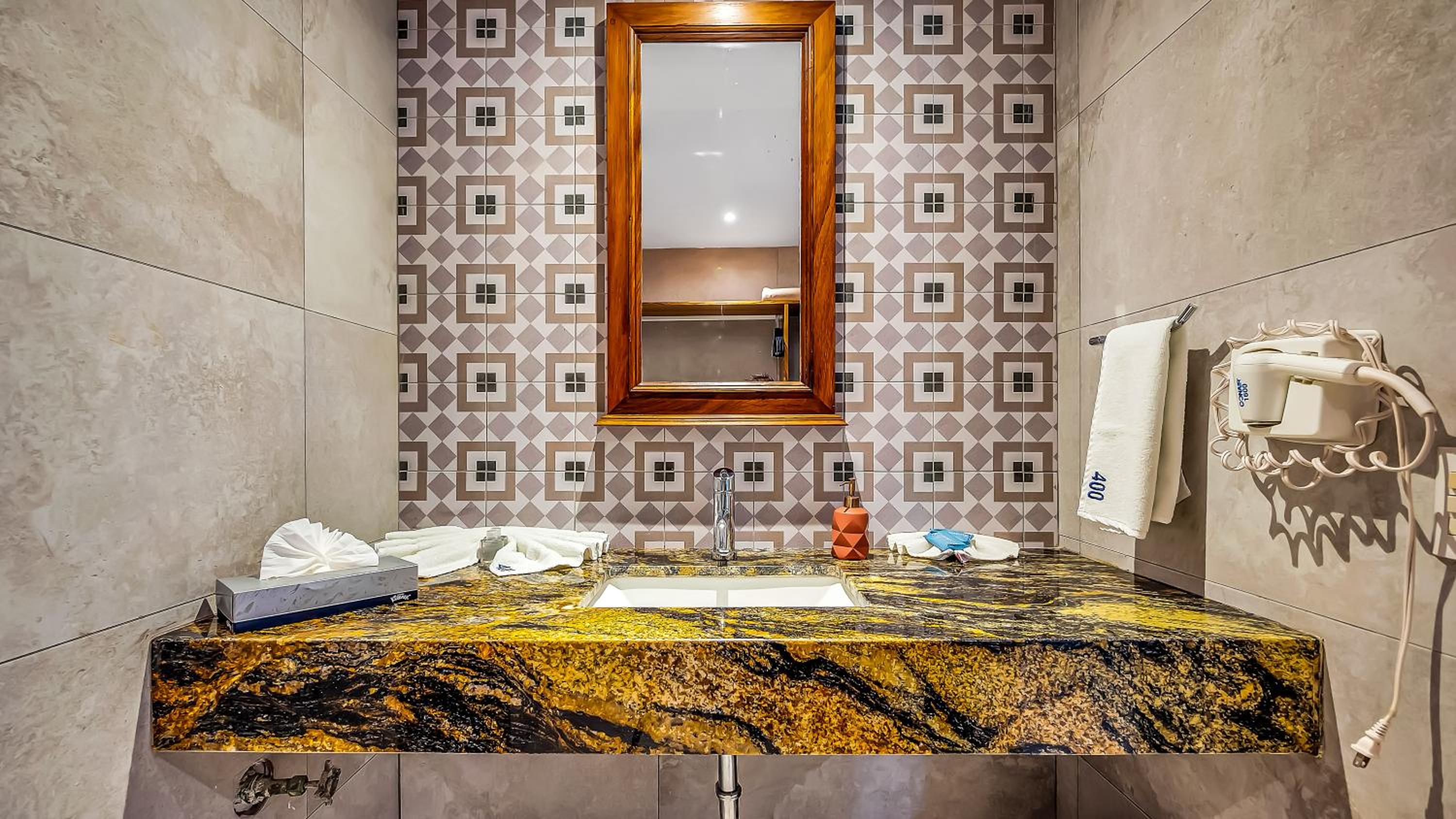 Deluxe Room - Photo 12
