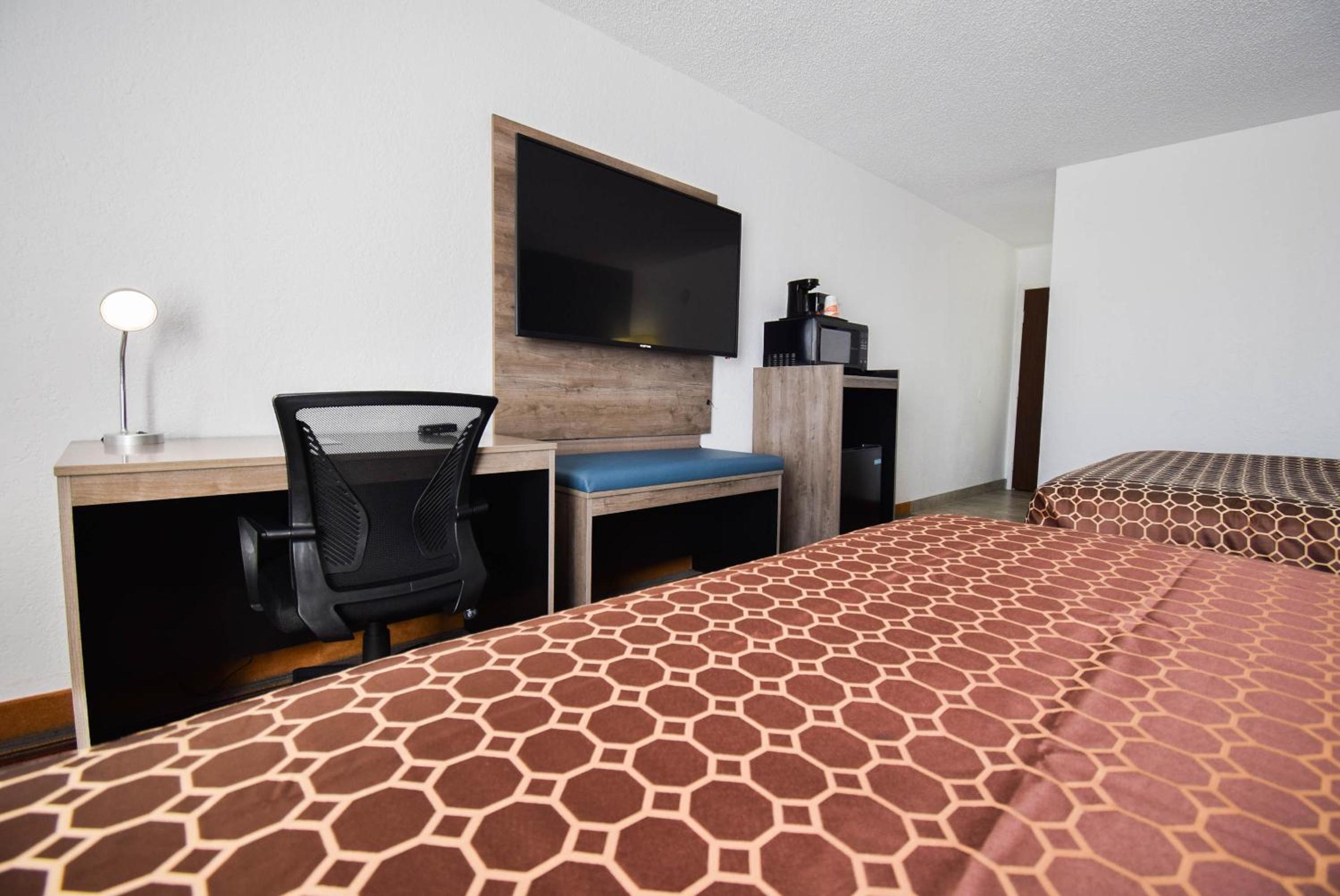 Standard Queen Room with Two Queen Beds - Non Smoking  - Photo 7