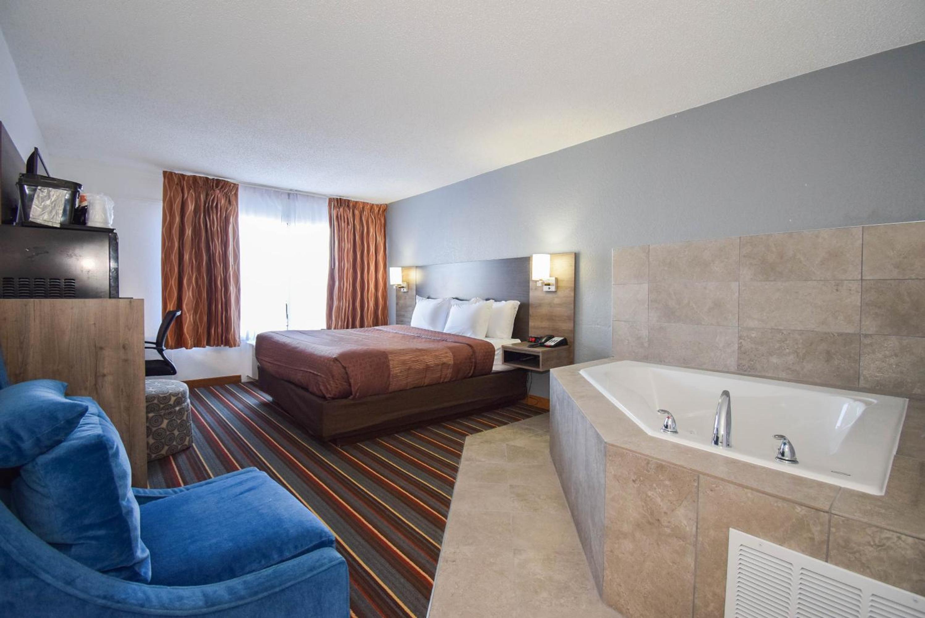 King Room with In-Room Whirlpool - Non Smoking - Photo 6