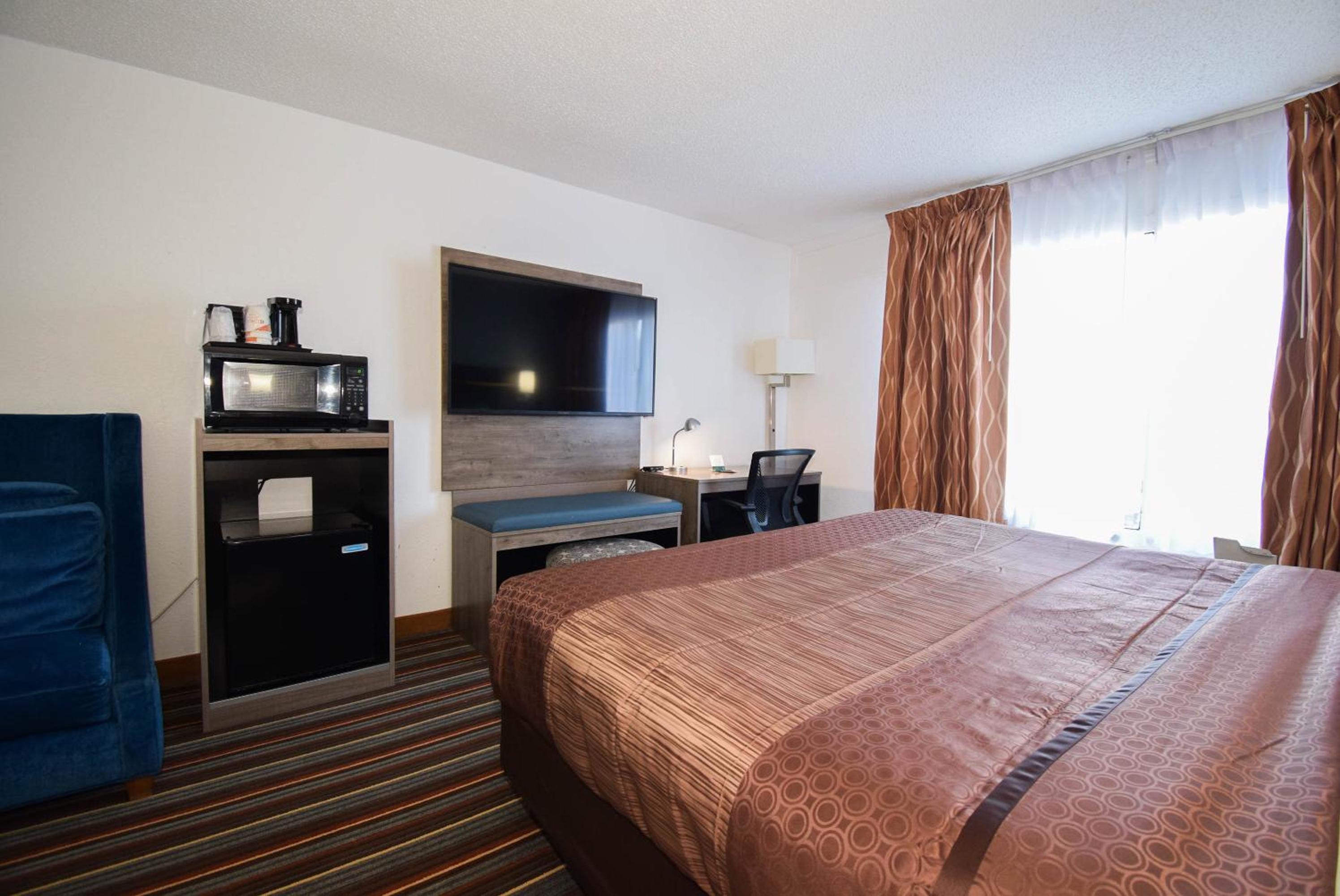 King Room with In-Room Whirlpool - Non Smoking - Photo 4