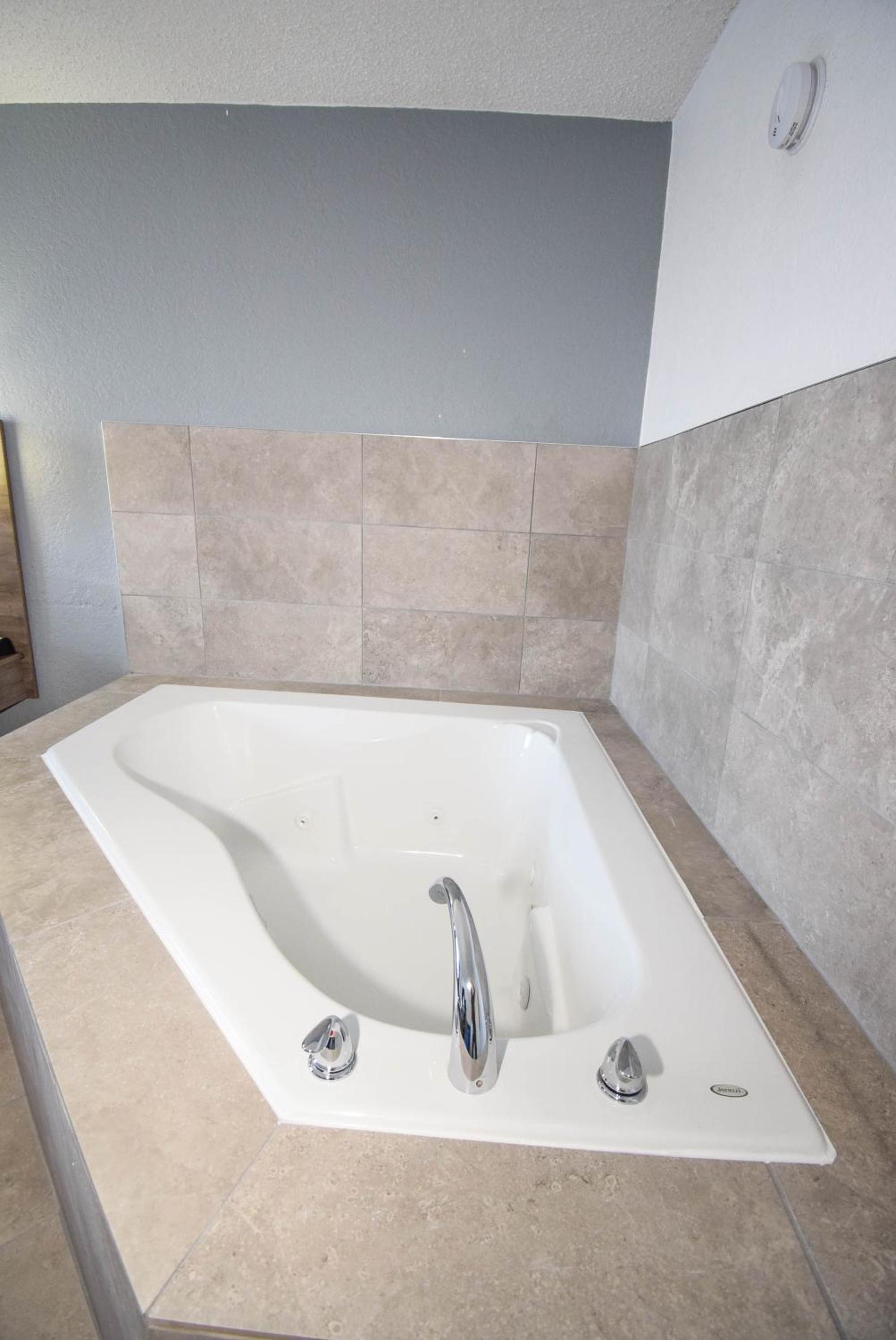 King Room with In-Room Whirlpool - Non Smoking - Photo 7