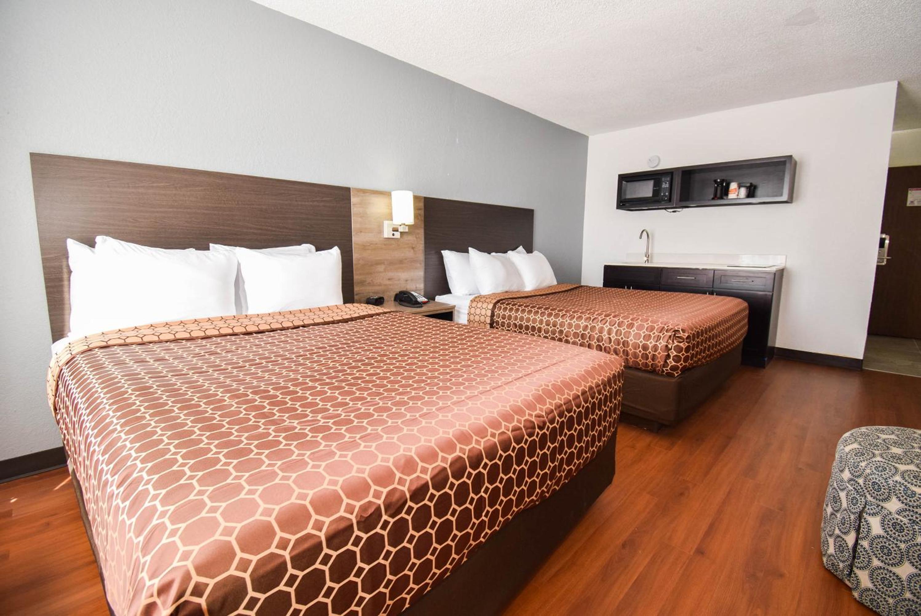 Efficiency Queen Room with Two Queen Beds - Non Smoking  - Photo 2