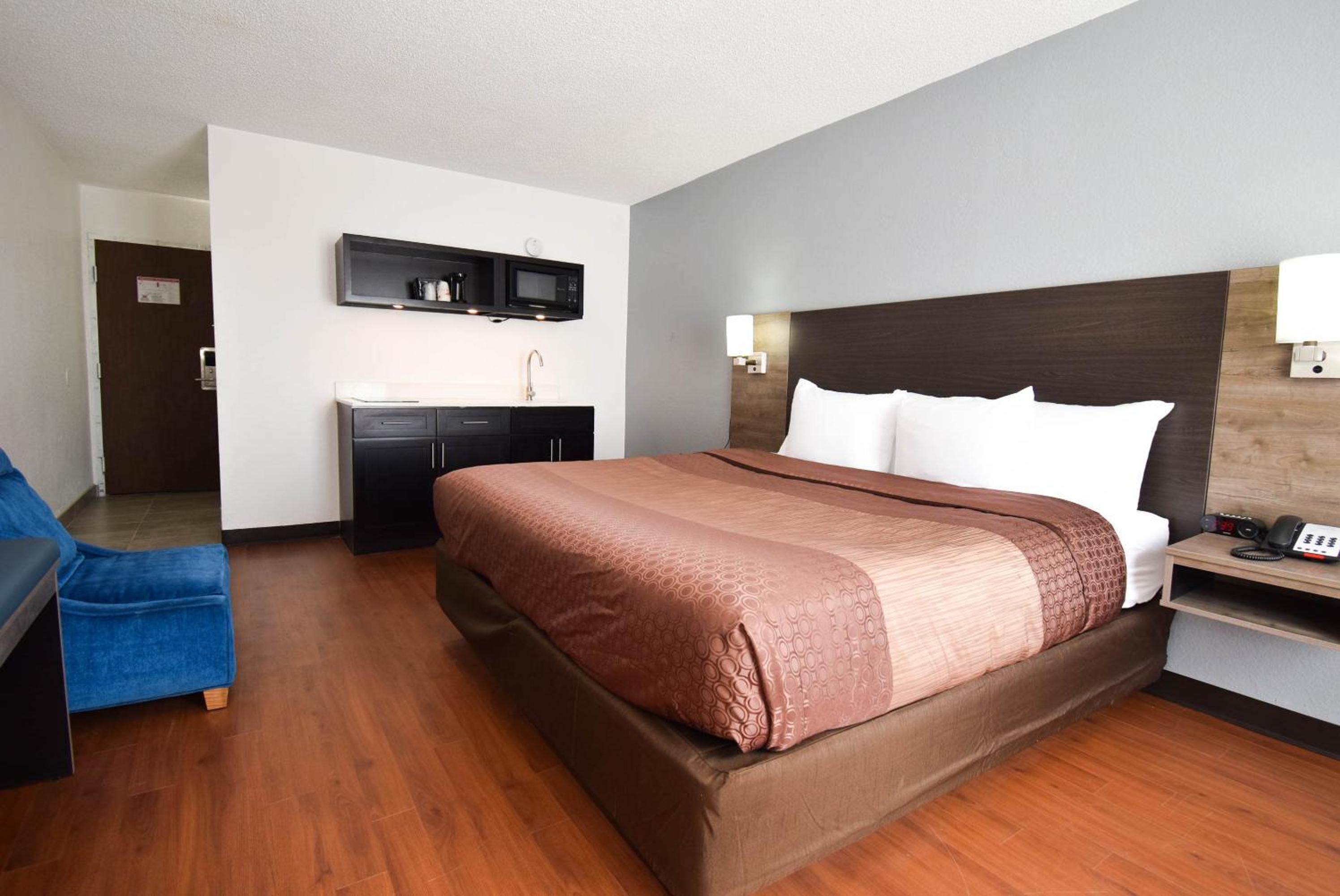 King Room with In-Room Whirlpool - Non Smoking - Photo 1