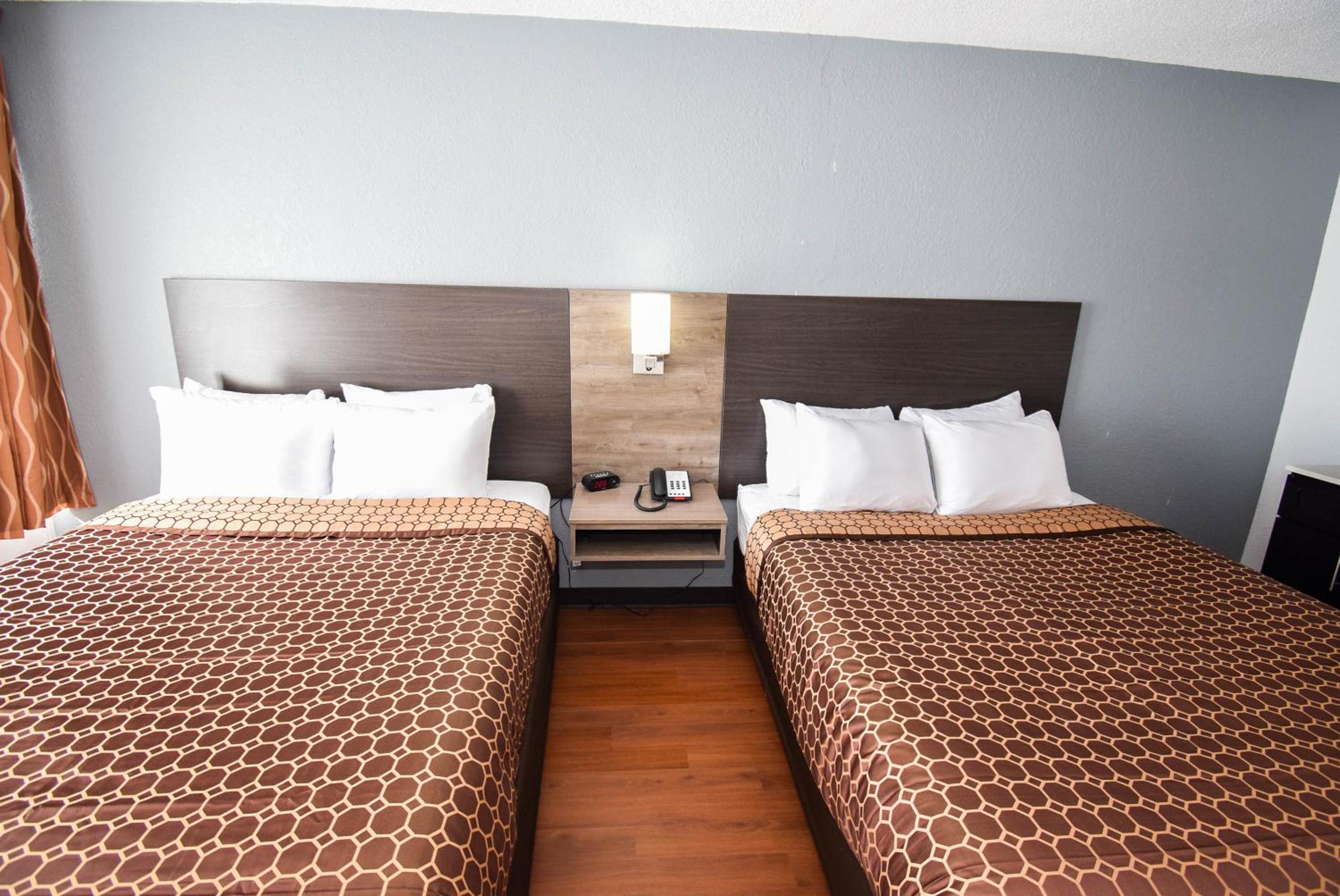 Efficiency Queen Room with Two Queen Beds - Non Smoking  - Photo 14