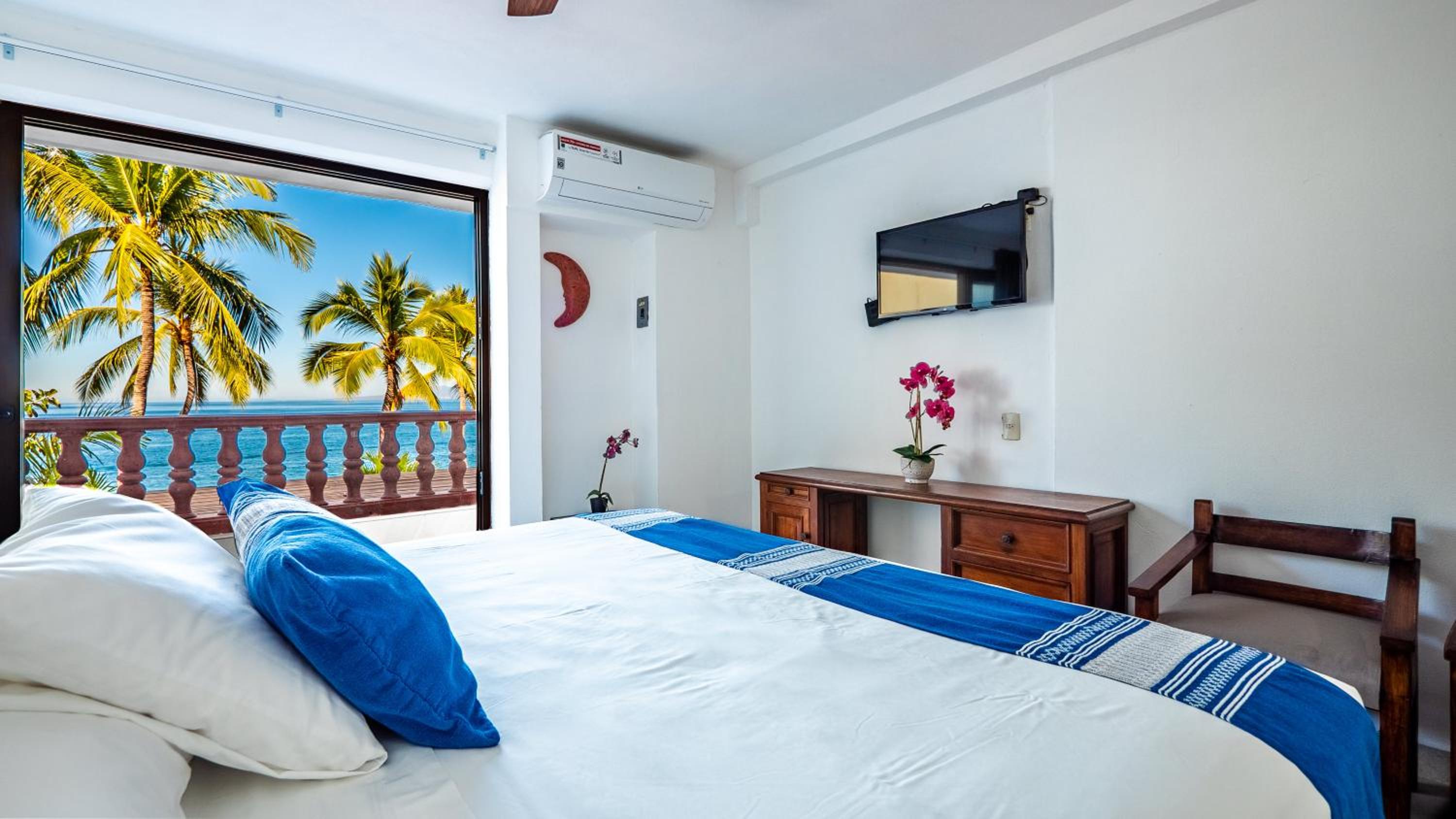 Two-Bedroom Suite with Terrace - Photo 11