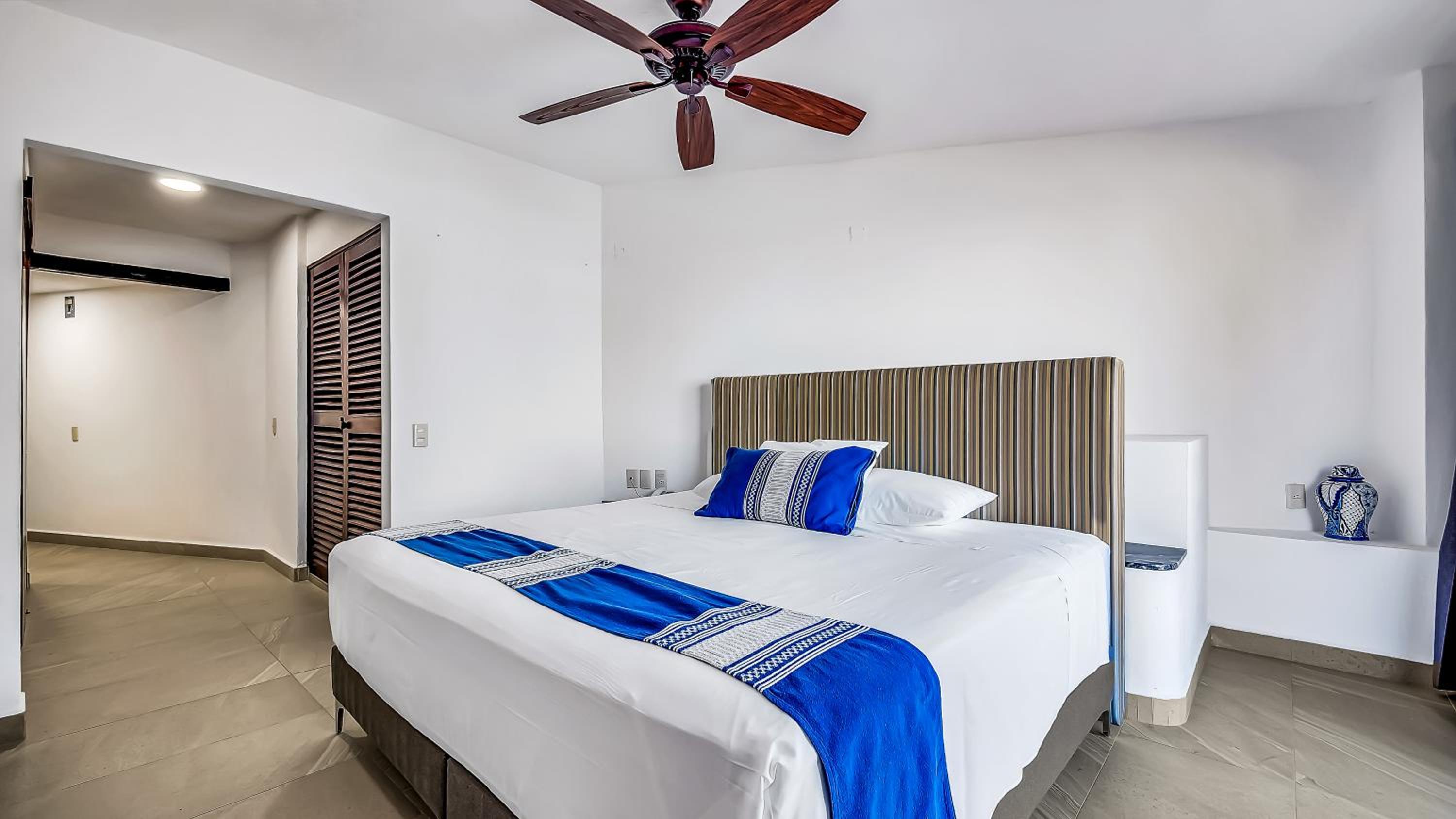 Two-Bedroom Suite with Terrace - Photo 4