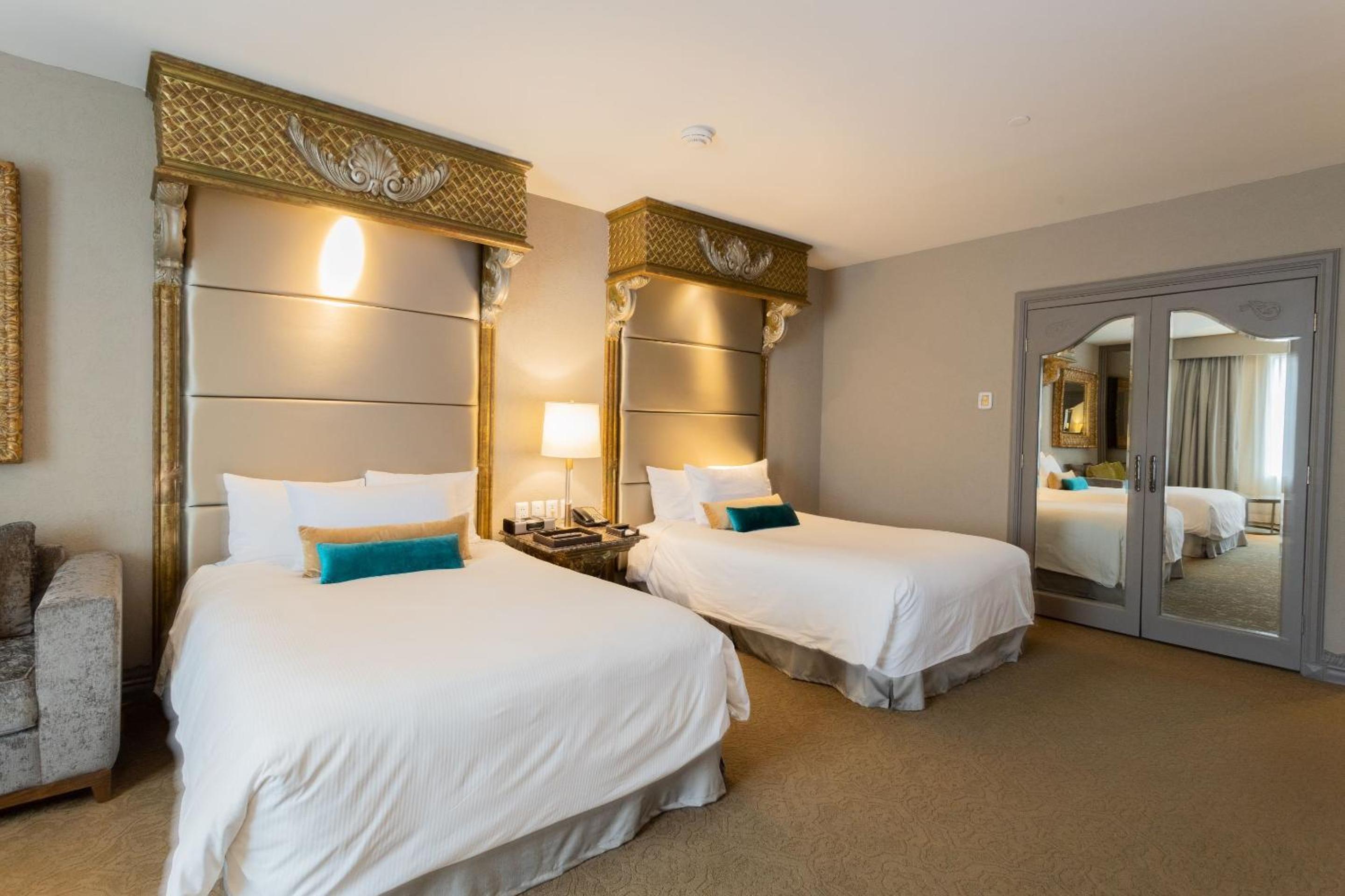 Master Suite Two Beds - Photo 2