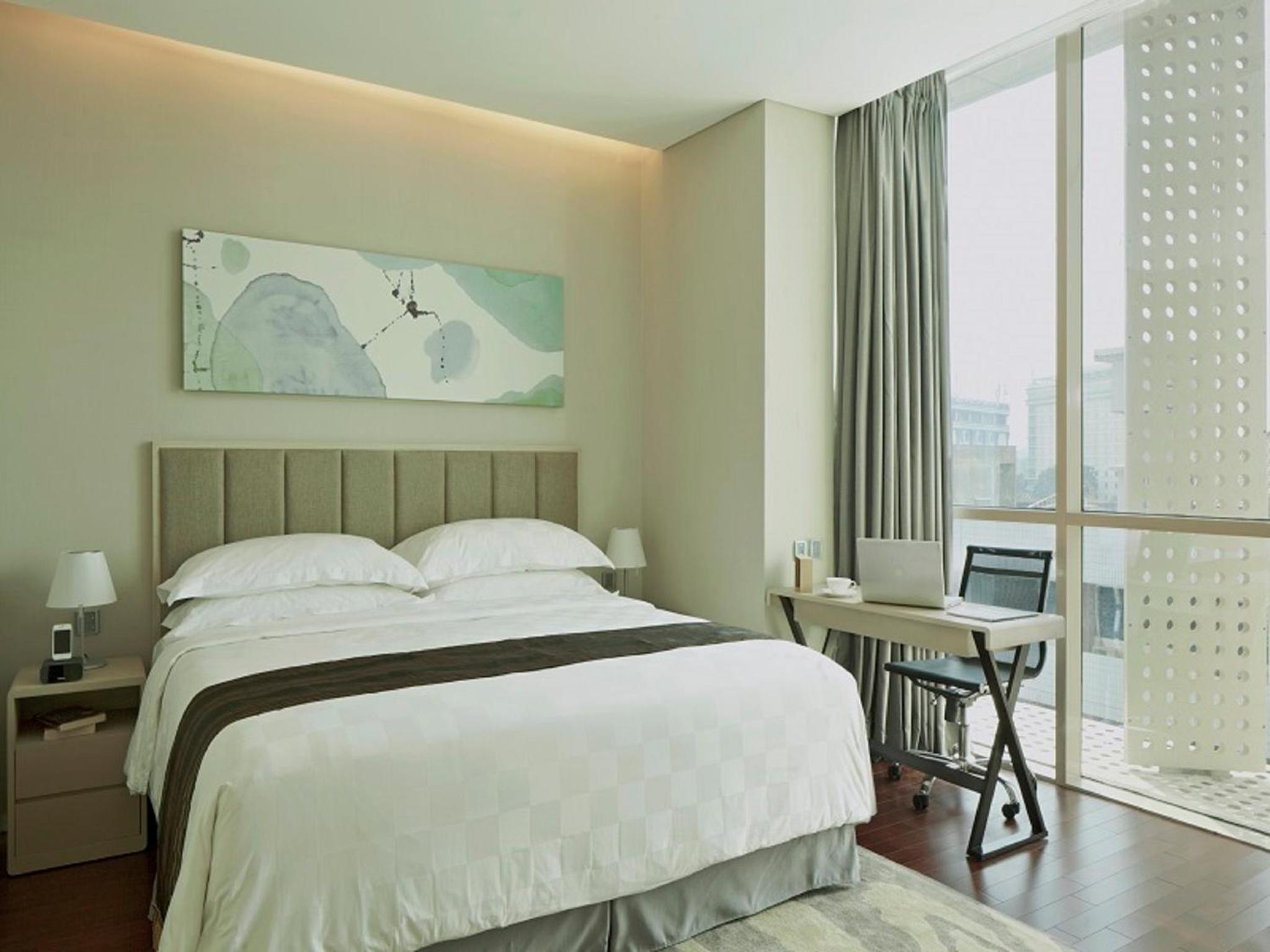 Executive One-Bedroom Apartment - Photo 1