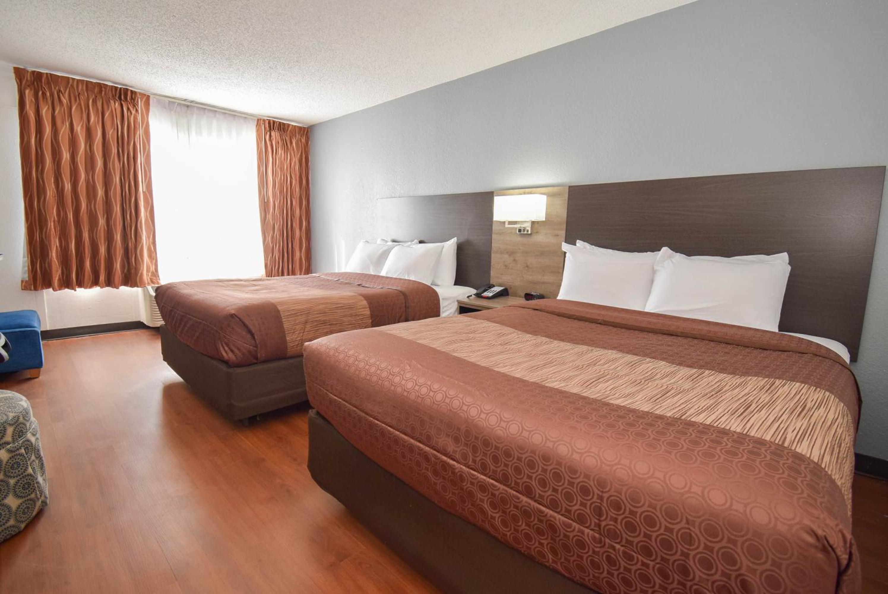 Efficiency Queen Room with Two Queen Beds - Non Smoking  - Photo 7