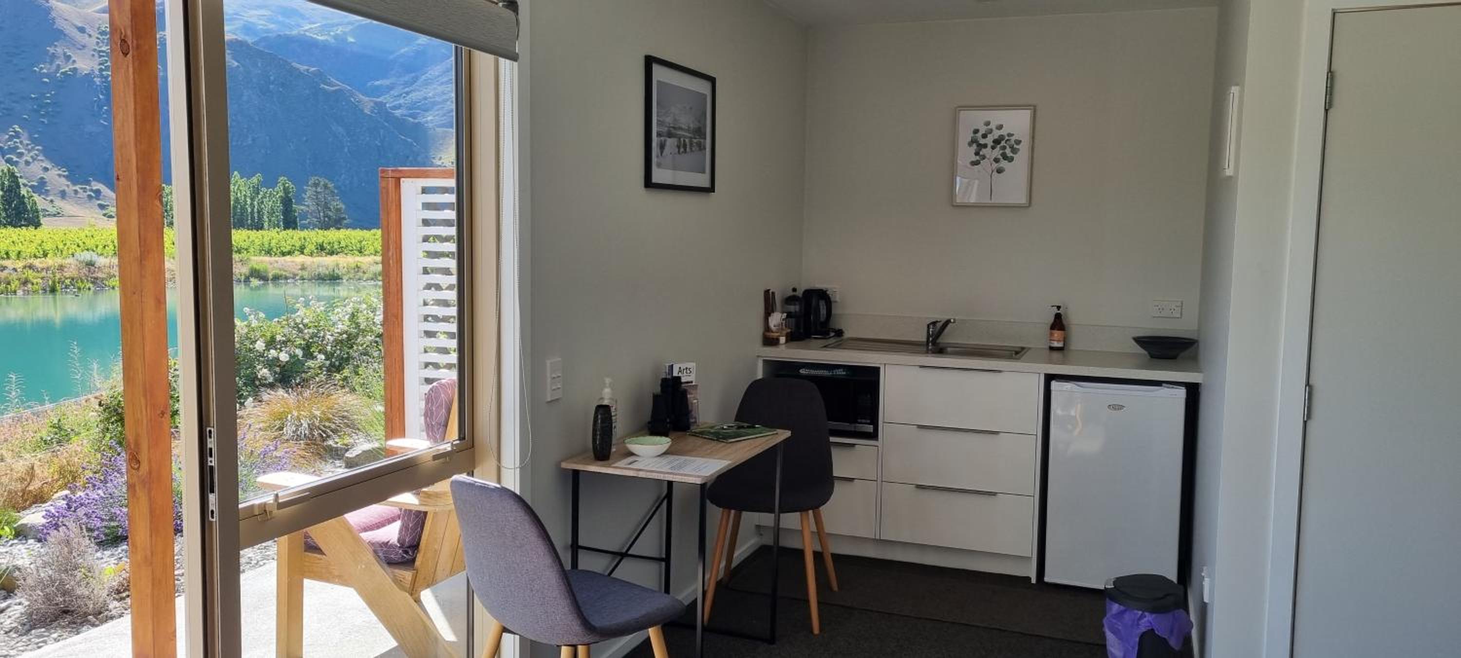 Apartment with Mountain View - Photo 3