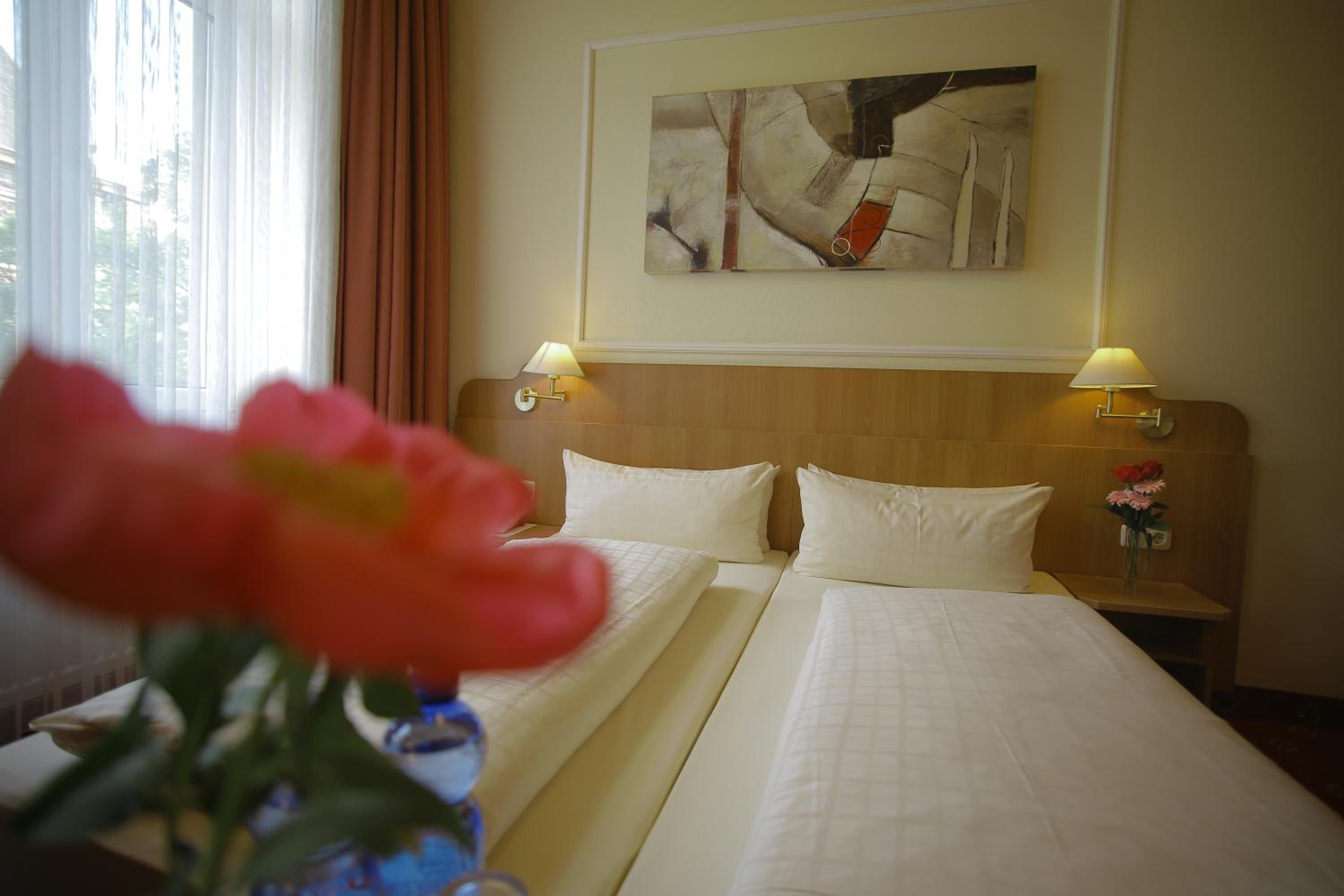 Double or Twin Room with Air Conditioning - Photo 9