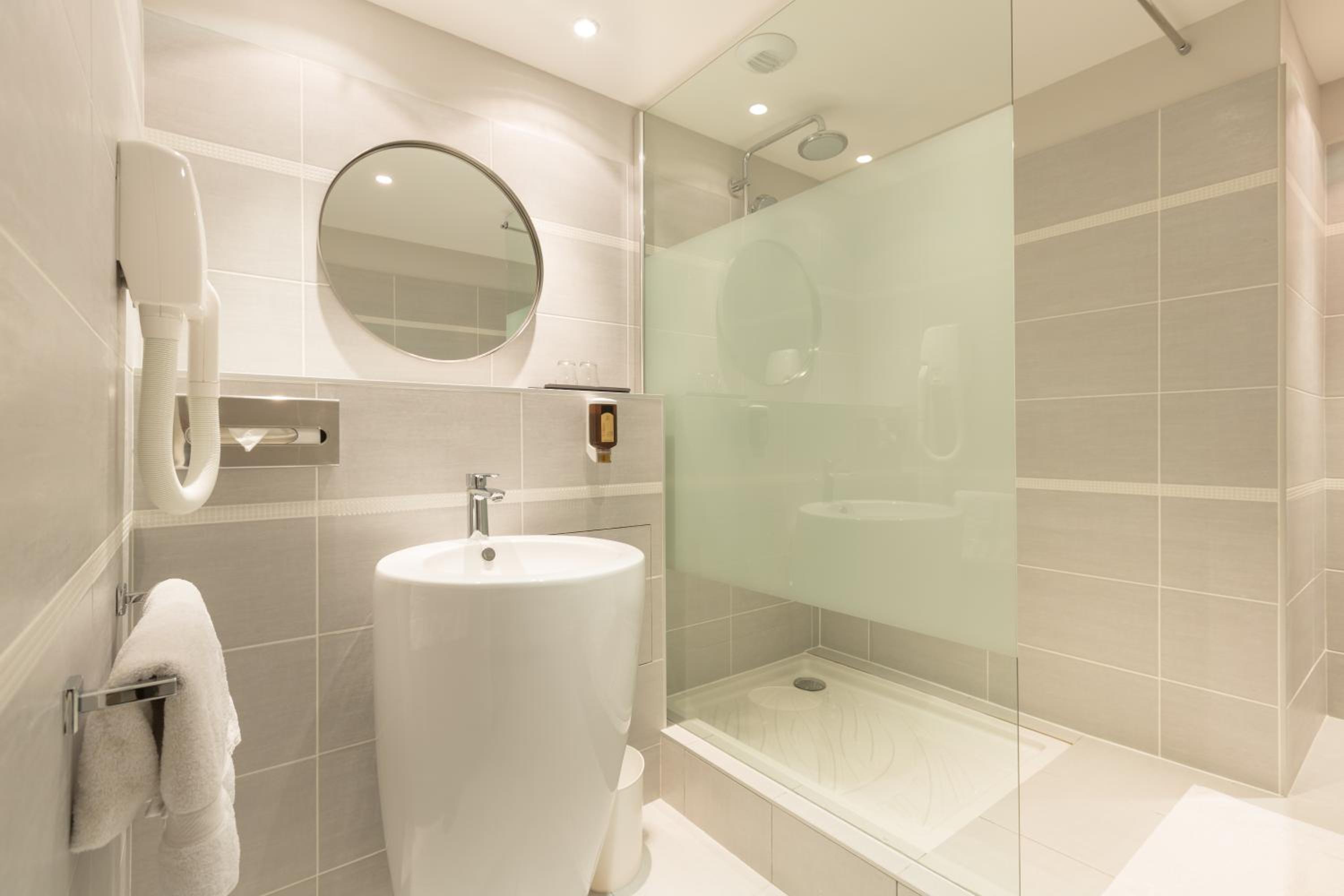 Double Room with Street View - Photo 16
