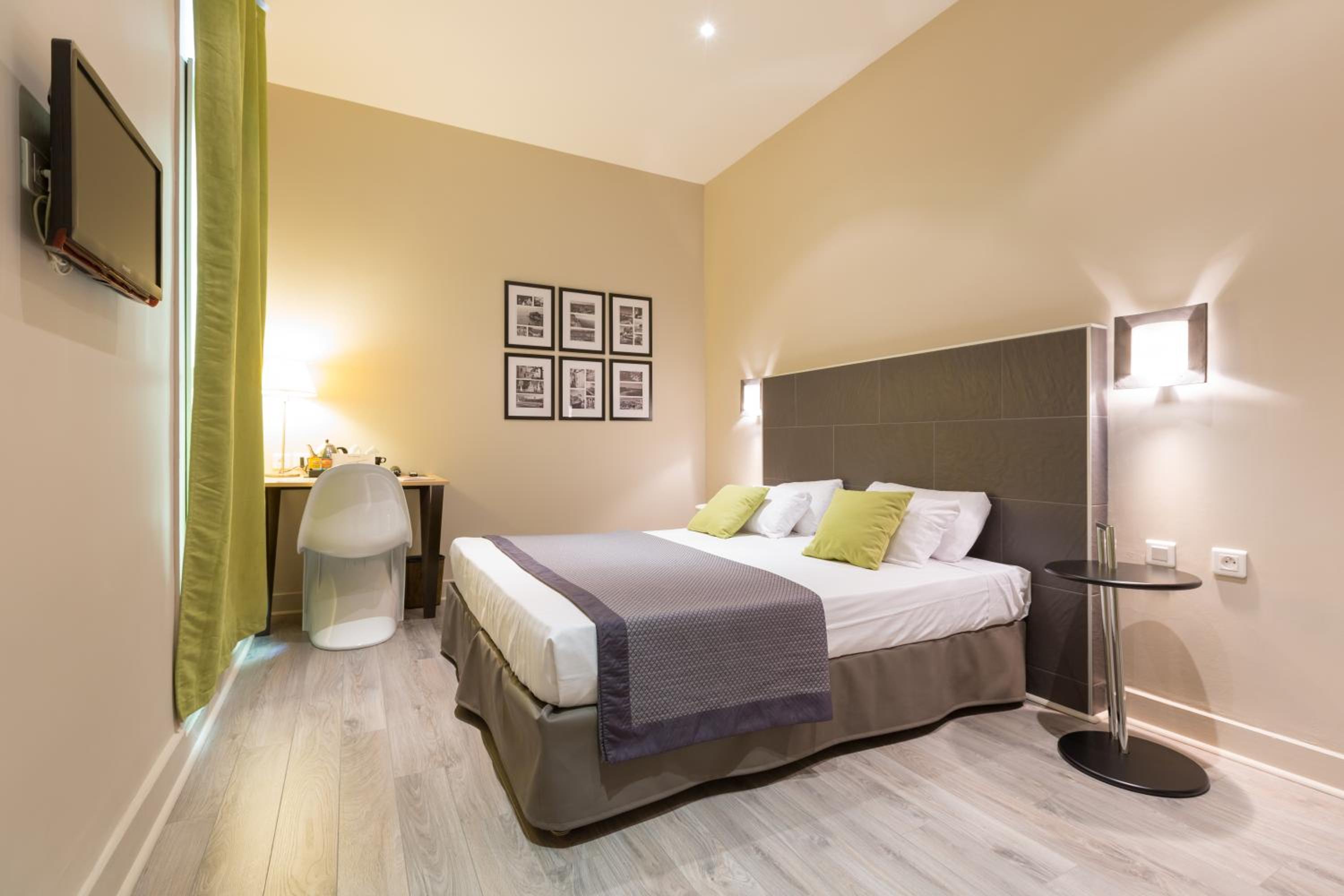 Double Room with Street View - Photo 18