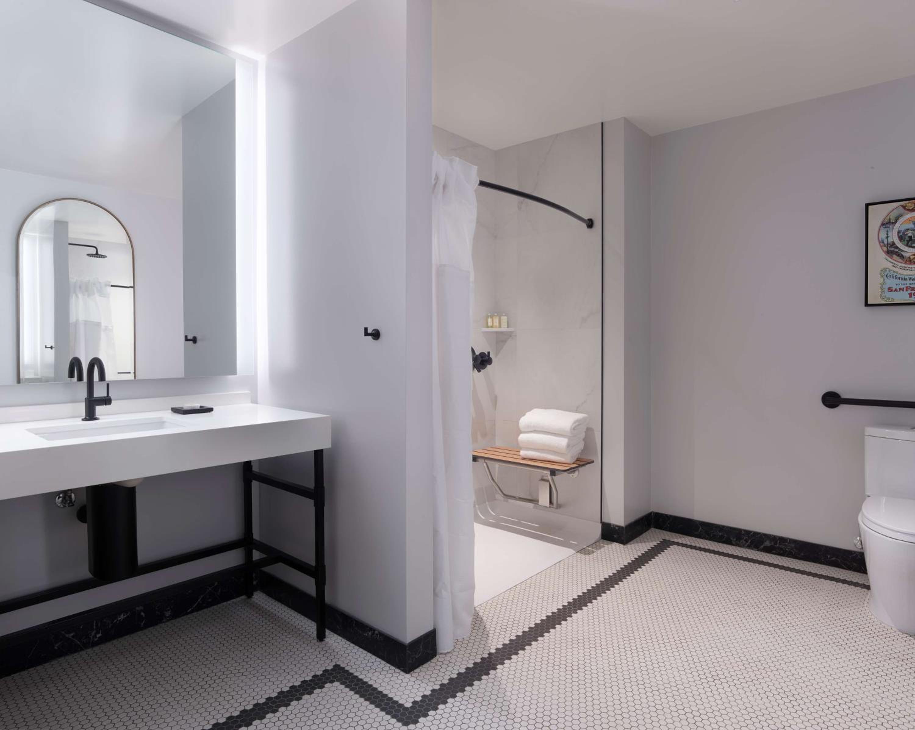Junior Suite King – Mobility Accessible – Roll in Shower - Photo 6