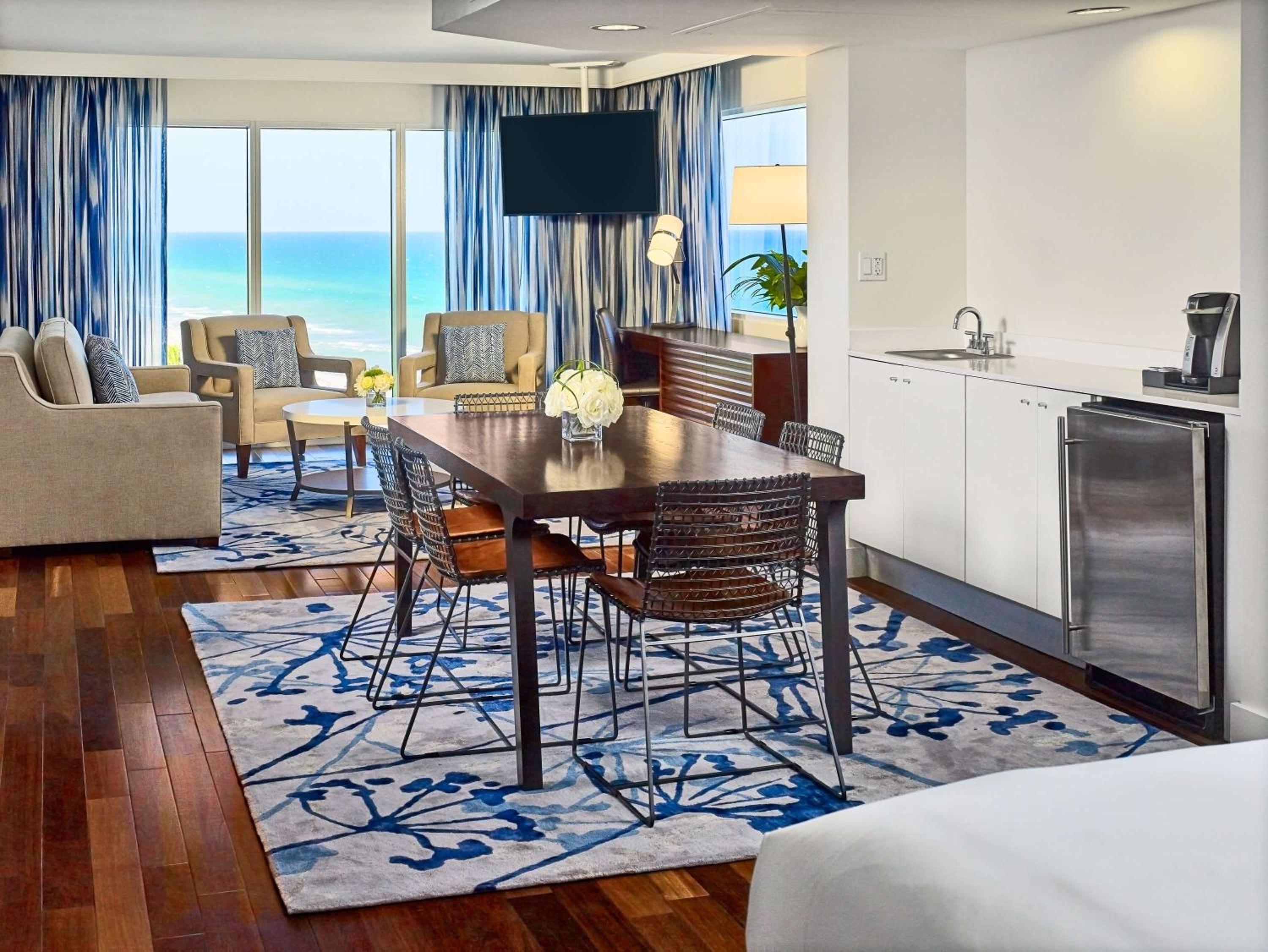 Mobility/Hearing Accessible - Master Suite Ocean King with Roll-In Shower