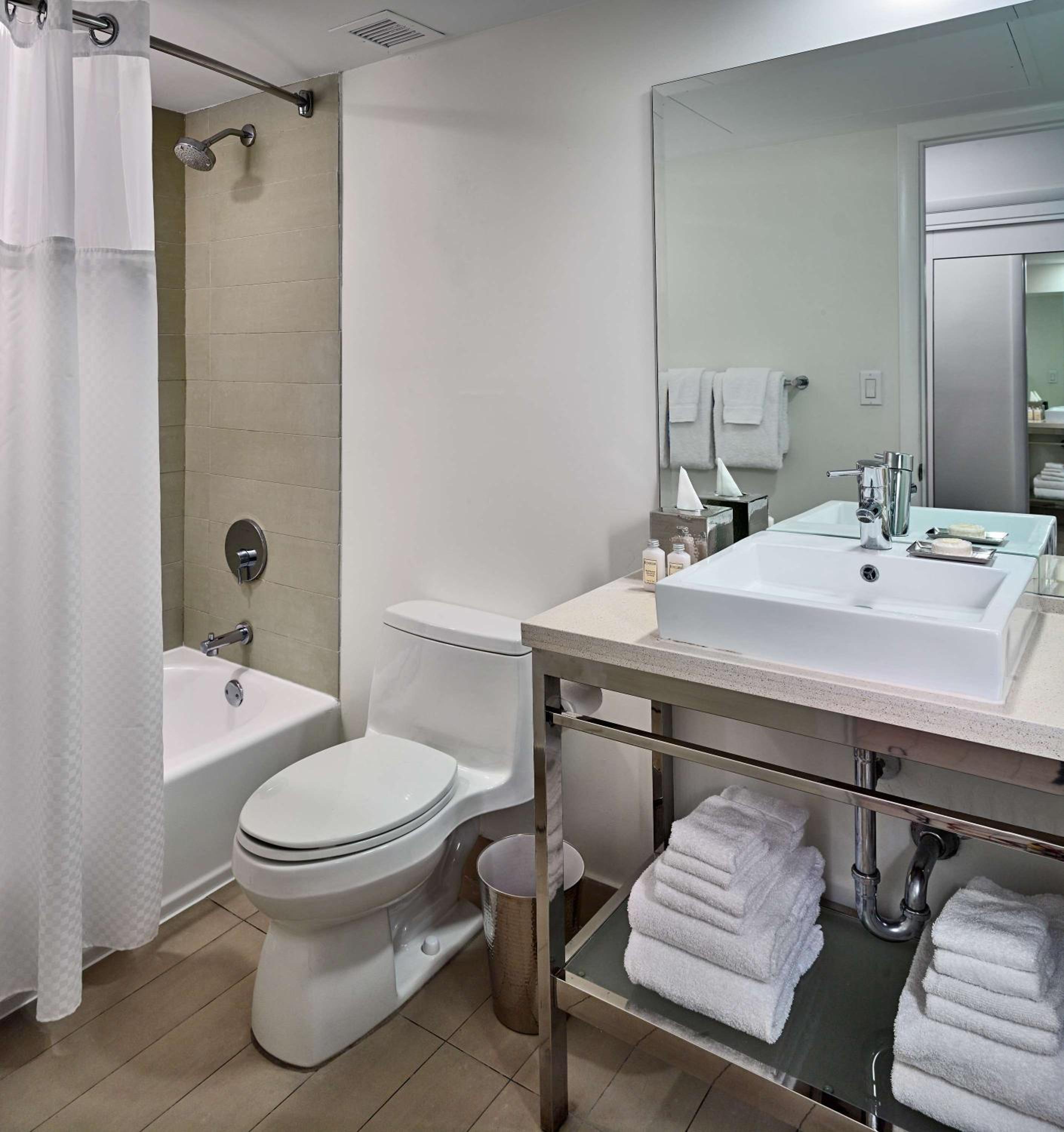 Junior King Suite with Park View photo 3