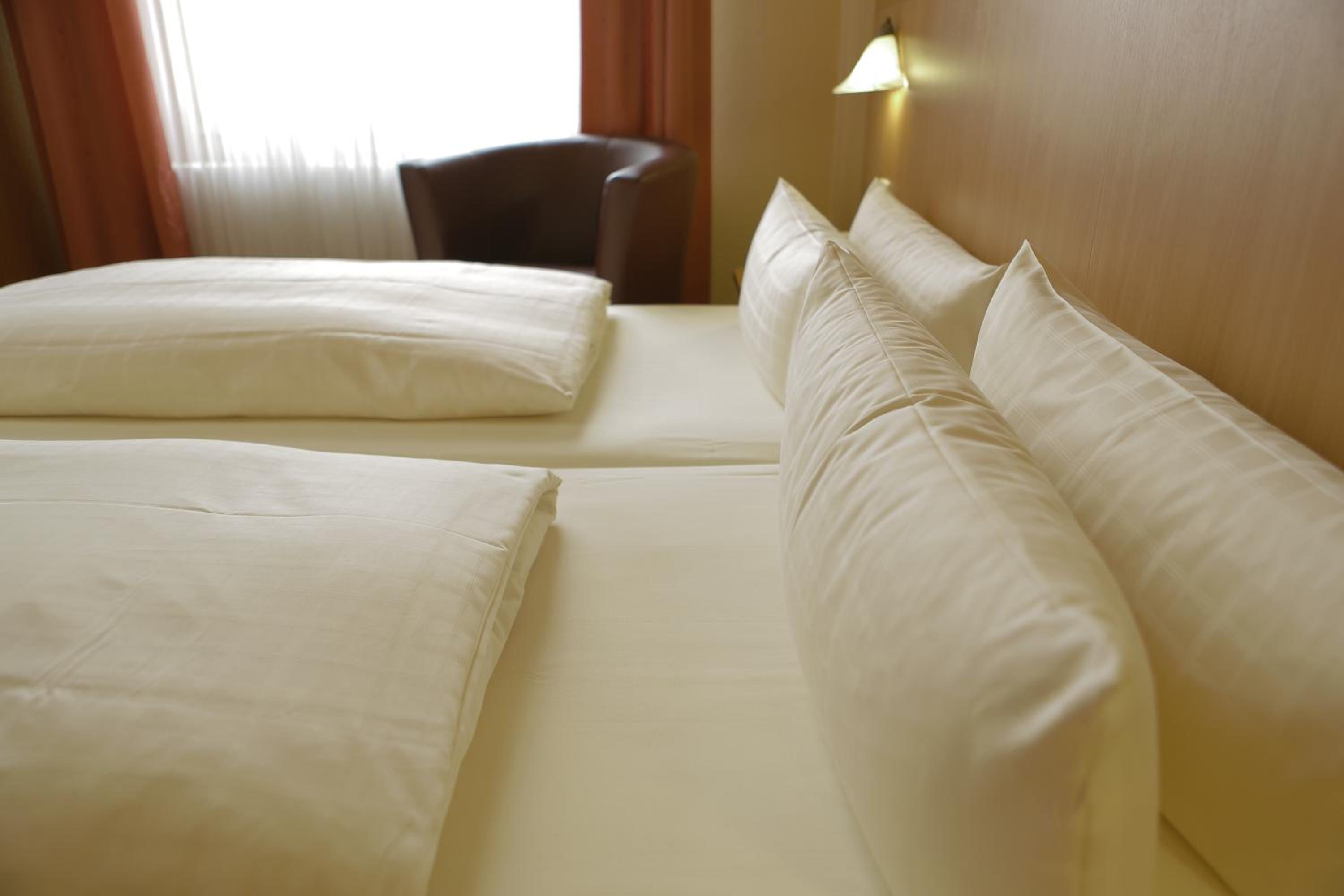 Double or Twin Room with Air Conditioning - Photo 8