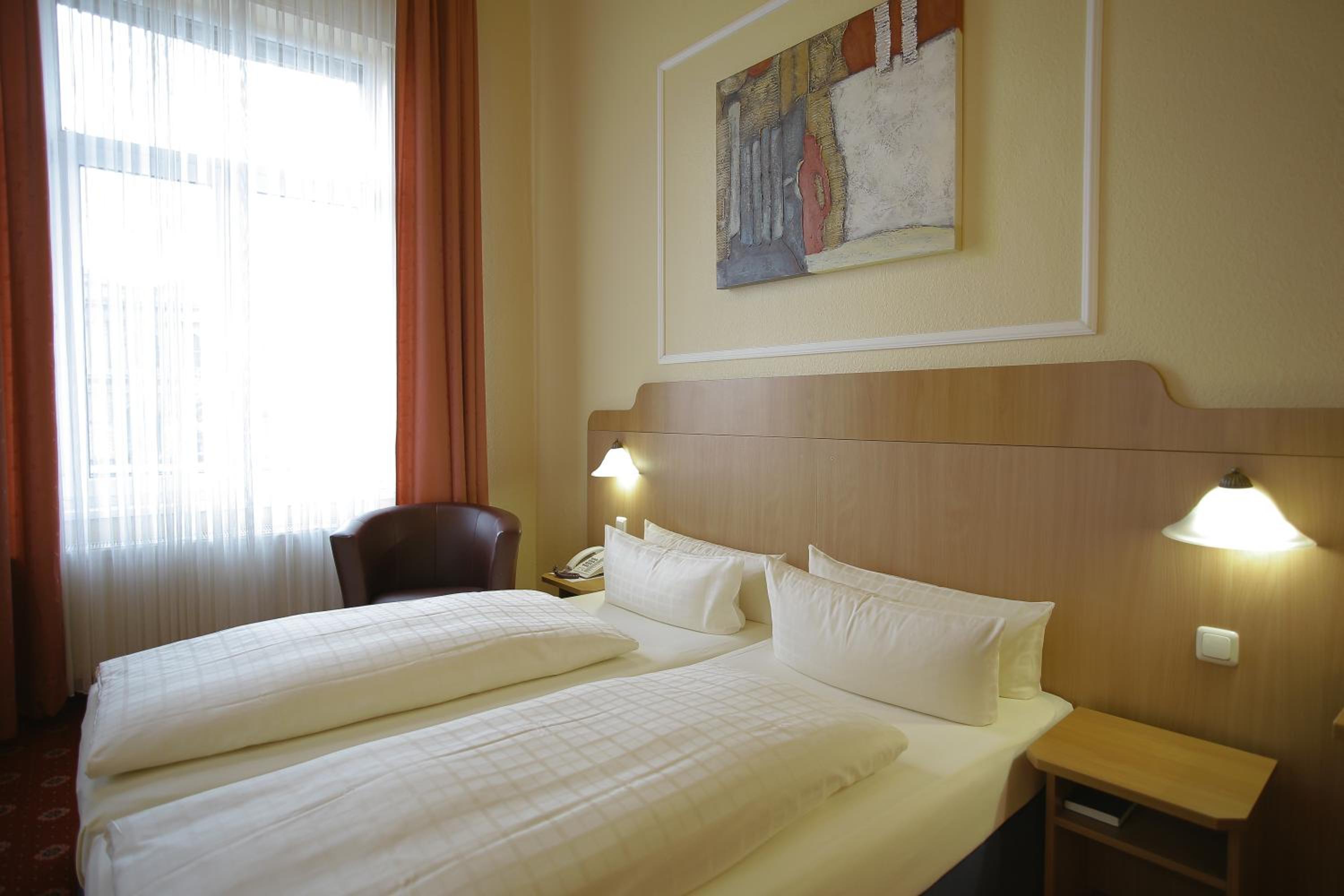Double or Twin Room with Air Conditioning - Photo 7