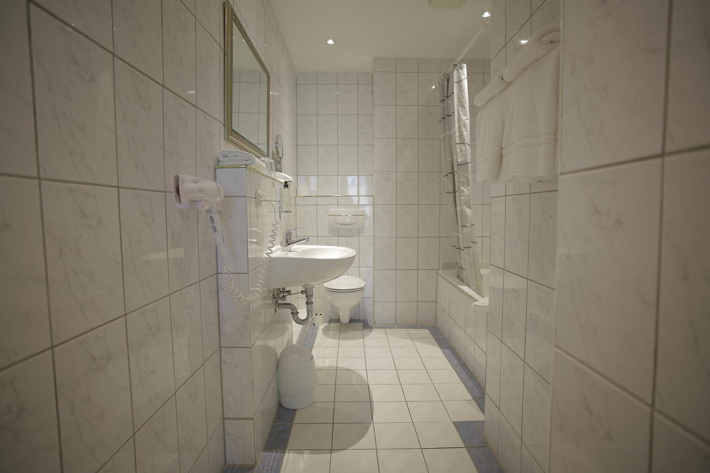 Double or Twin Room with Air Conditioning - Photo 5