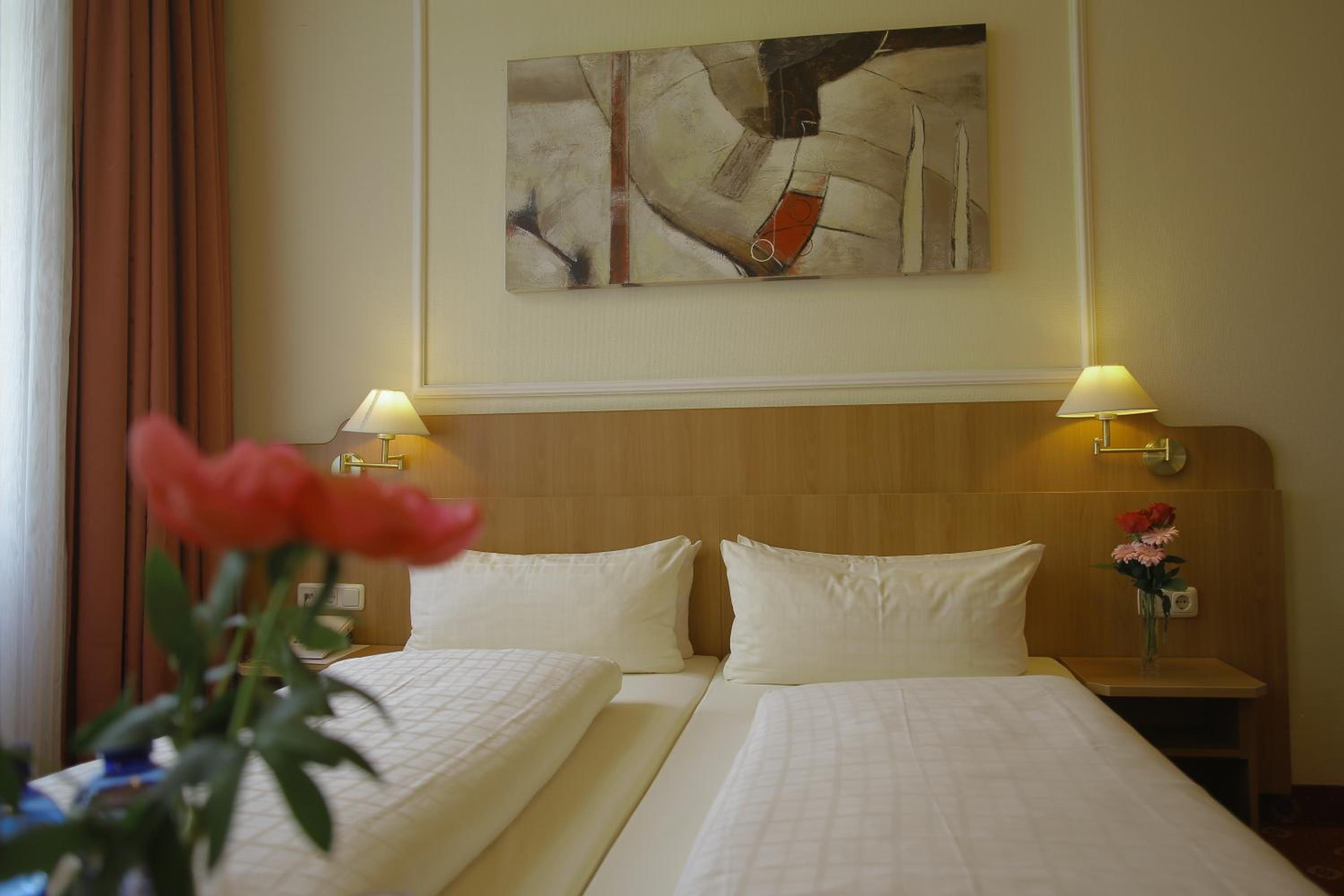 Double or Twin Room with Air Conditioning - Photo 4