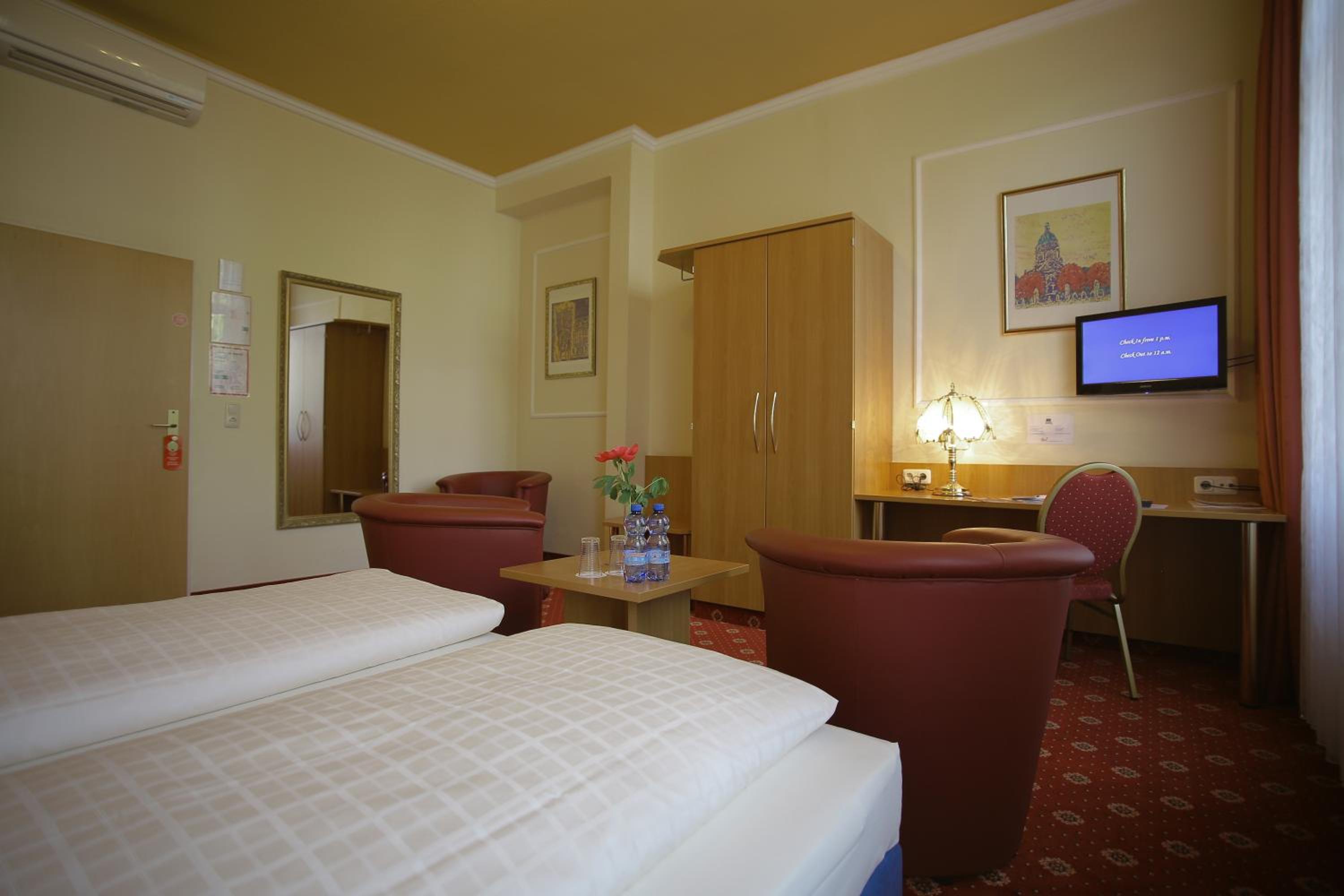 Double or Twin Room with Air Conditioning - Photo 6