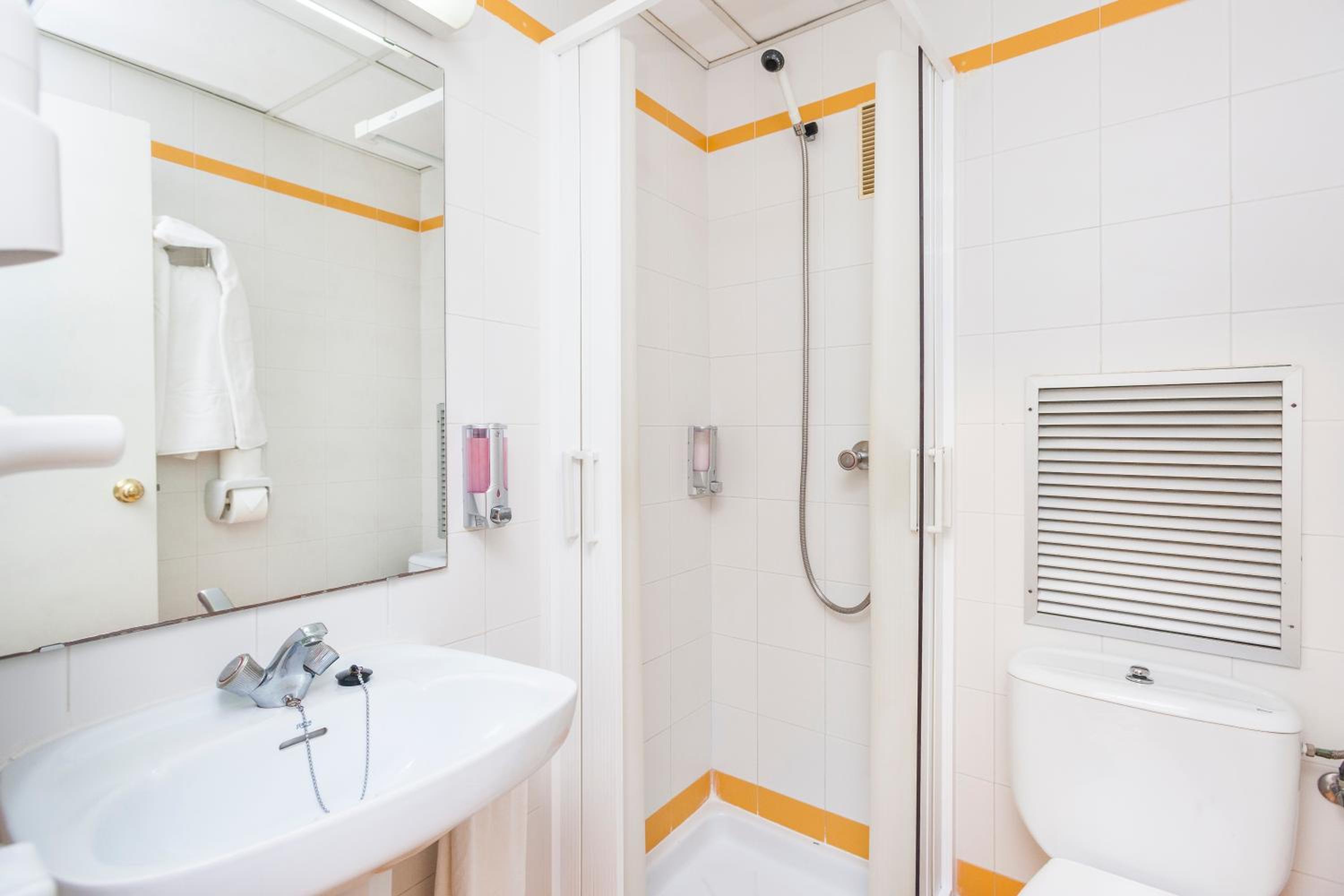 Triple Room (3 Adults) photo 3
