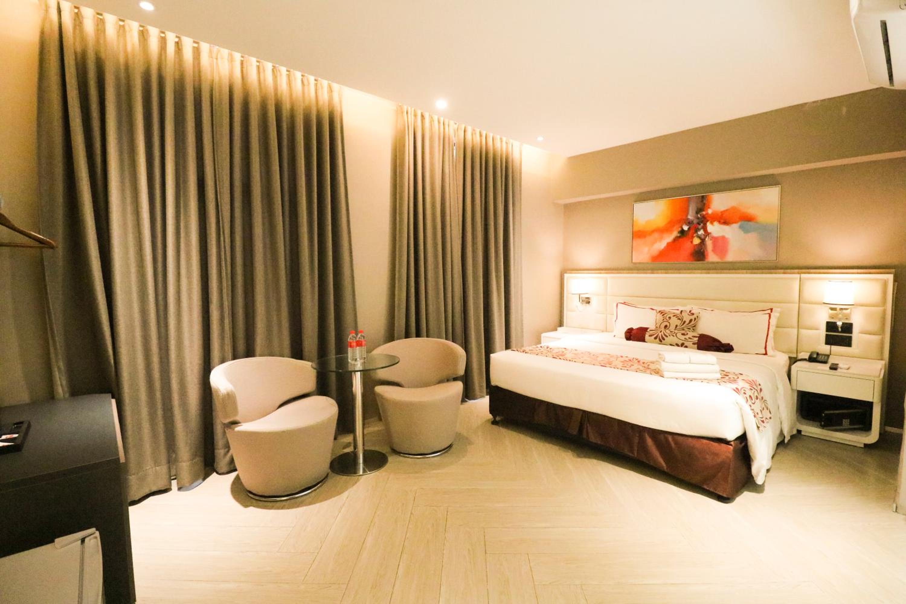 Executive Suite - Photo 19