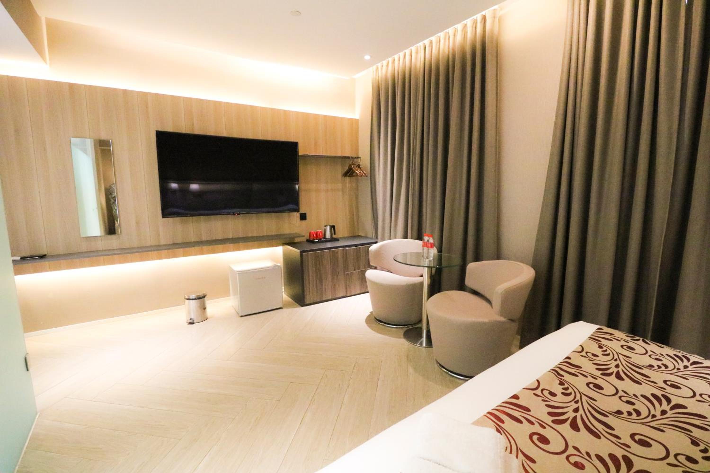 Executive Suite - Photo 18