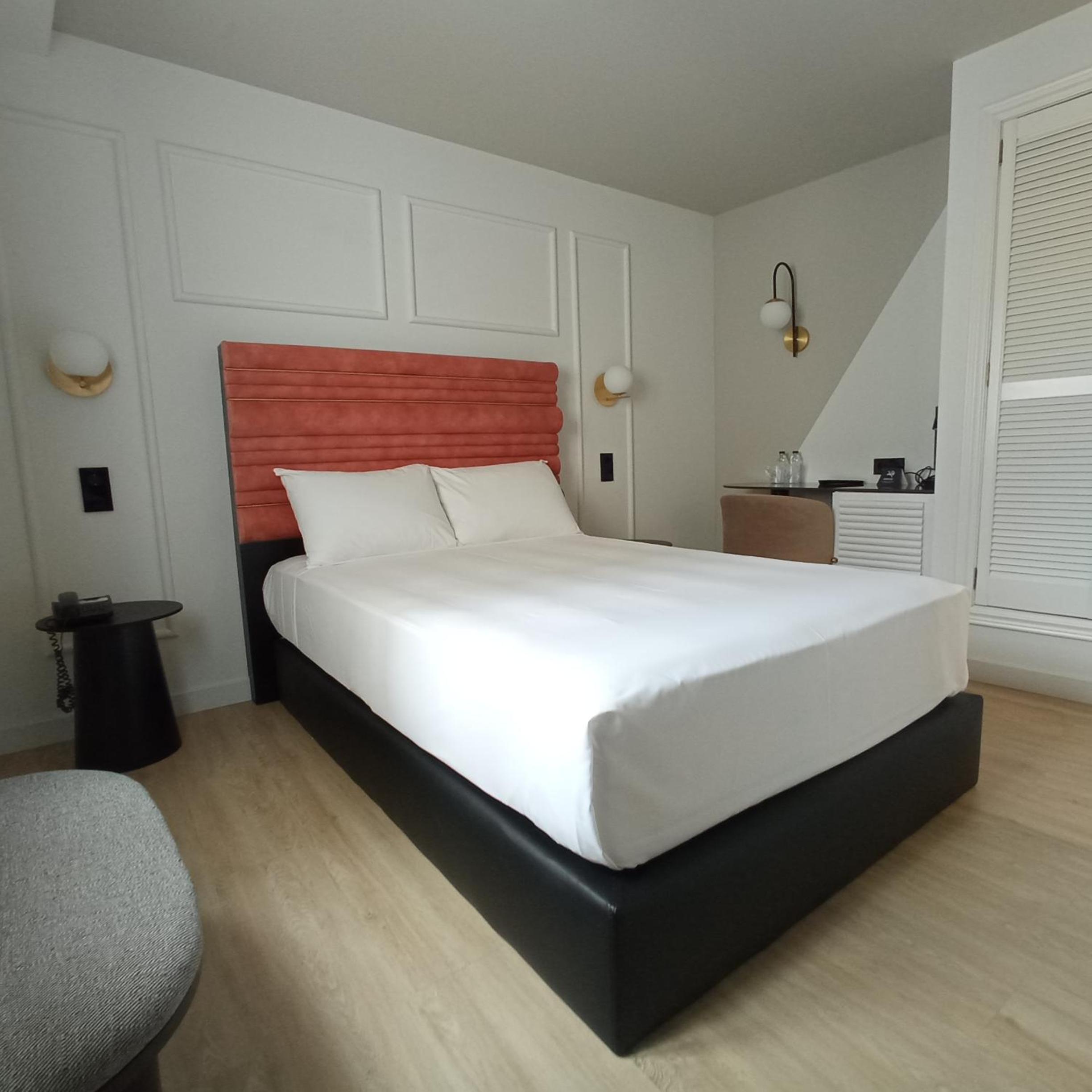 Queen Room photo 2