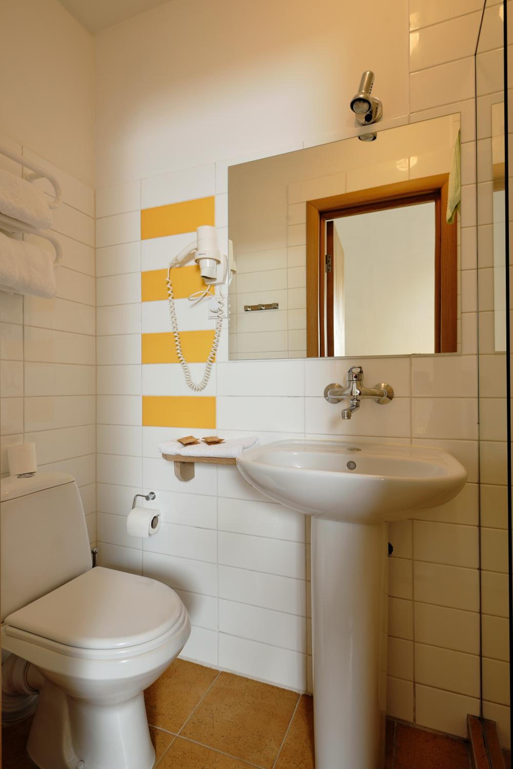 Double or Twin Room - Photo 9