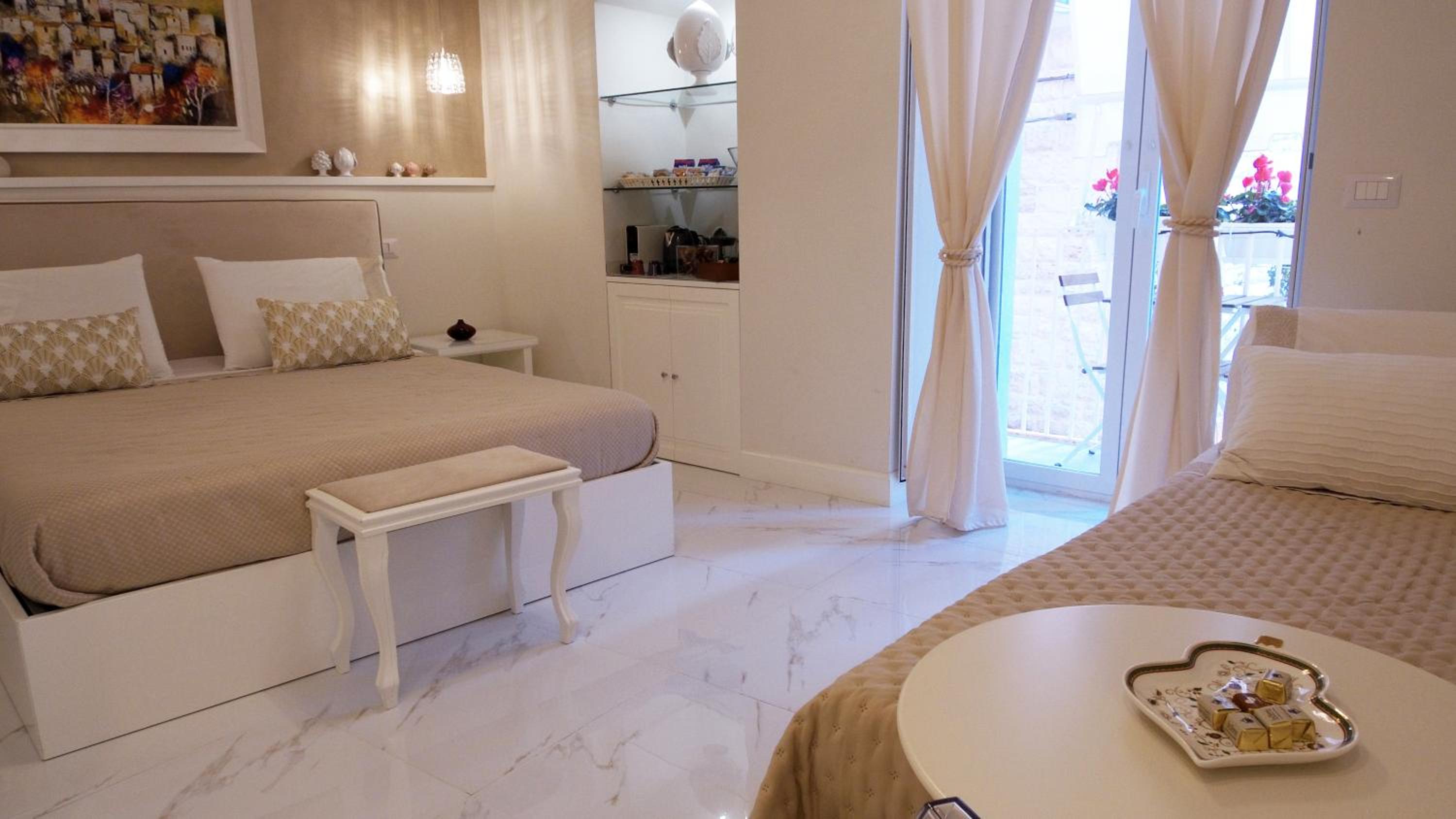 Deluxe Double Room with Extra Bed - Photo 12