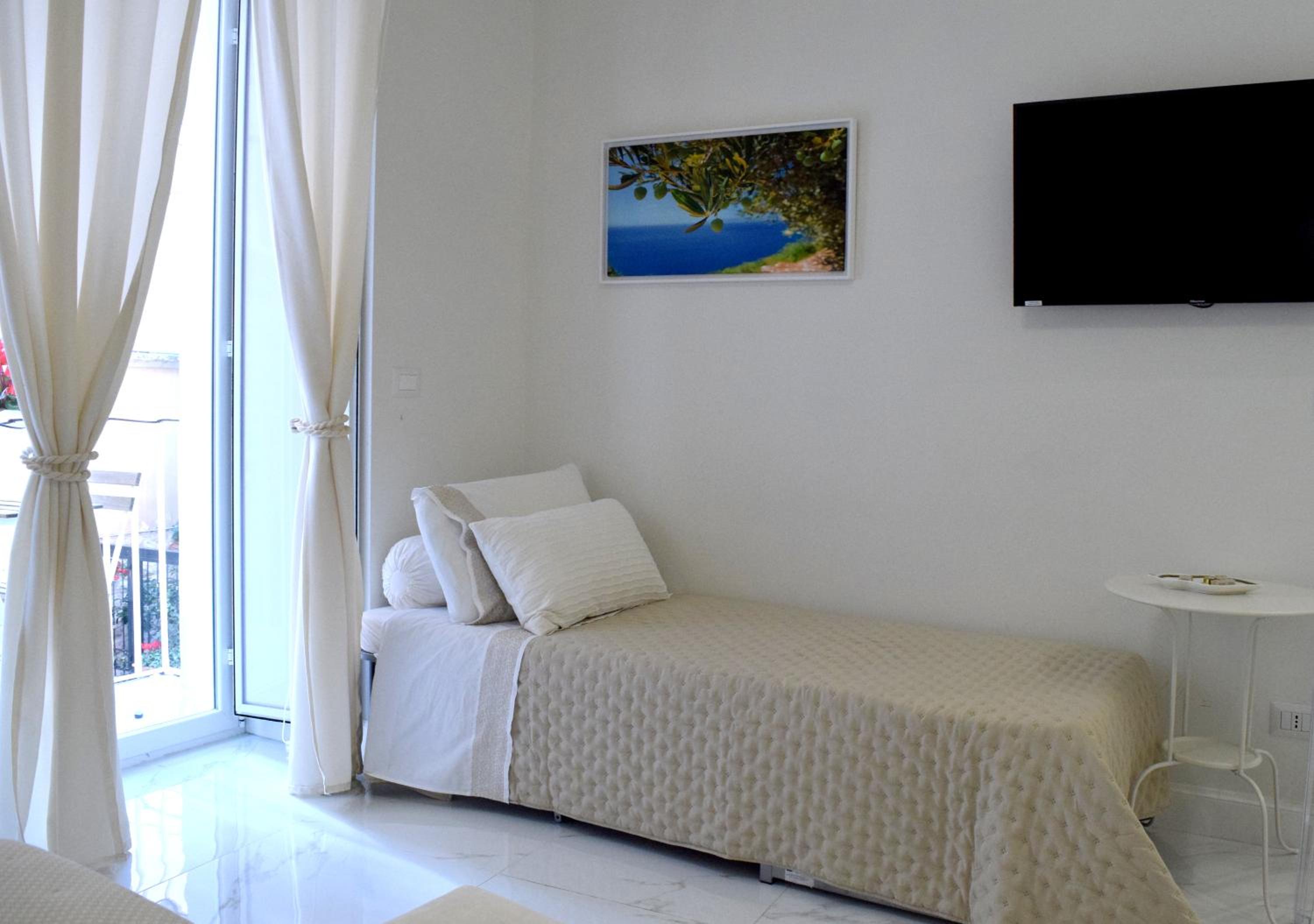 Deluxe Double Room with Extra Bed - Photo 22
