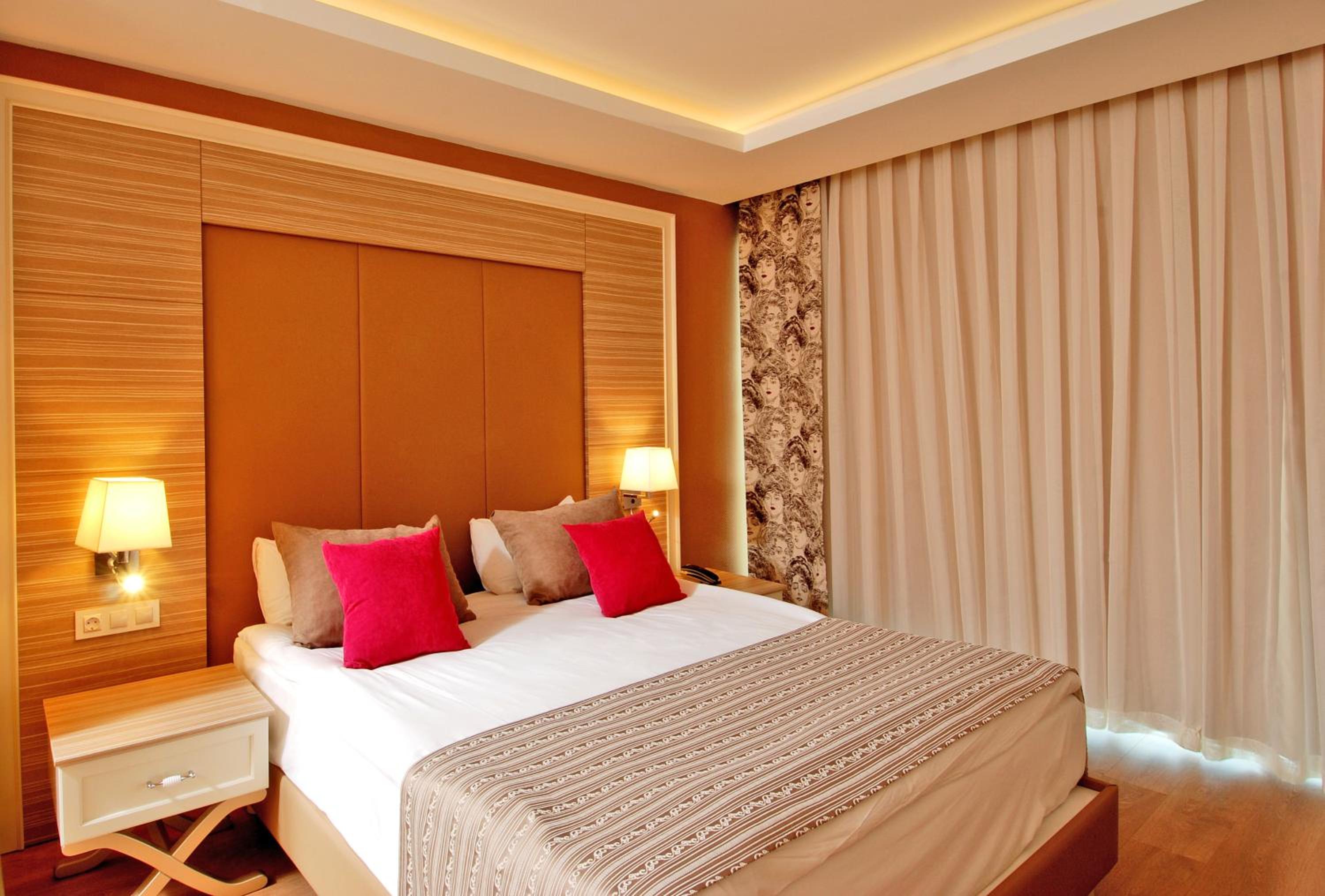 Standard Double or Twin Room with Side Sea View photo 2