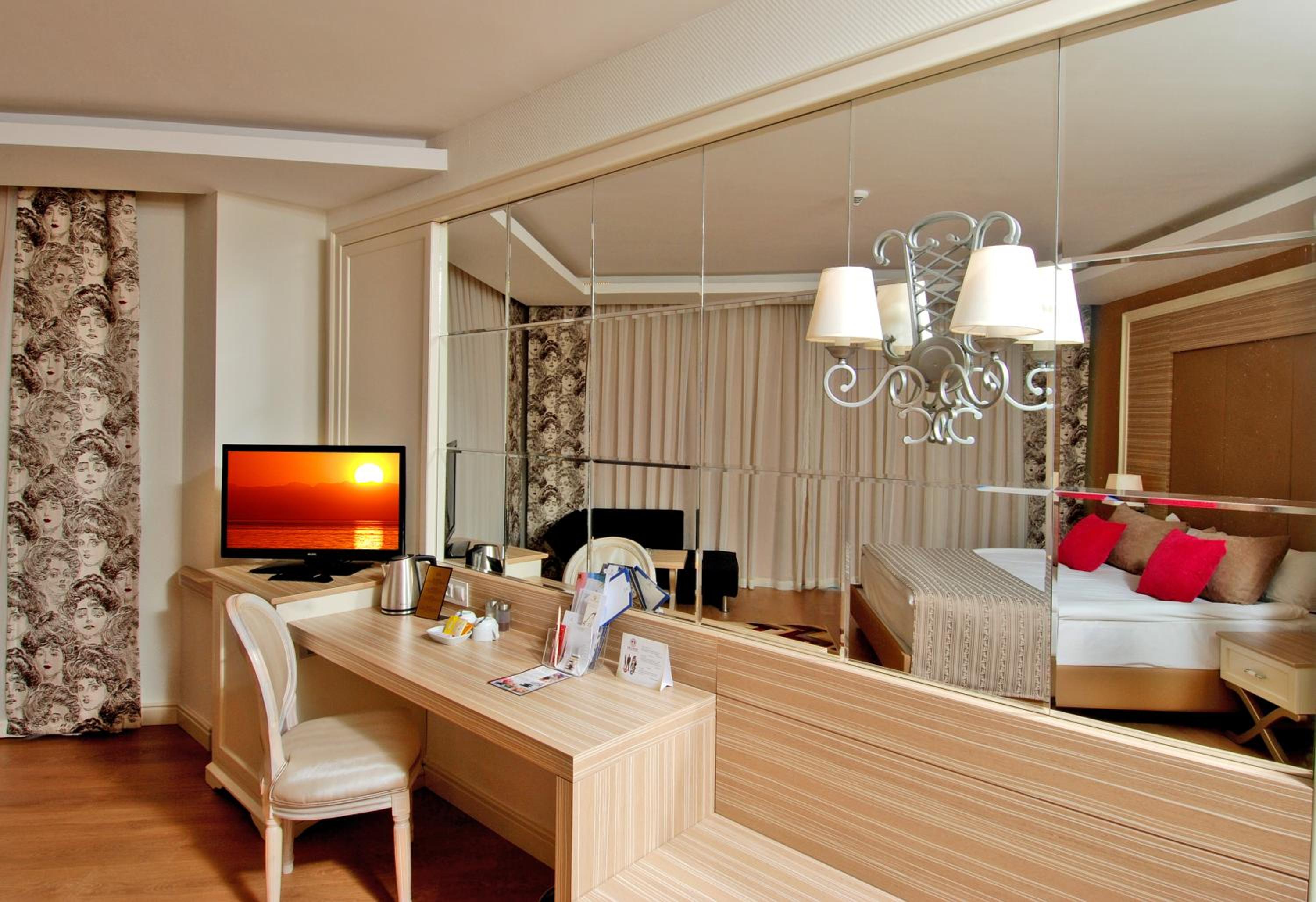 Standard Double or Twin Room with Side Sea View photo 3
