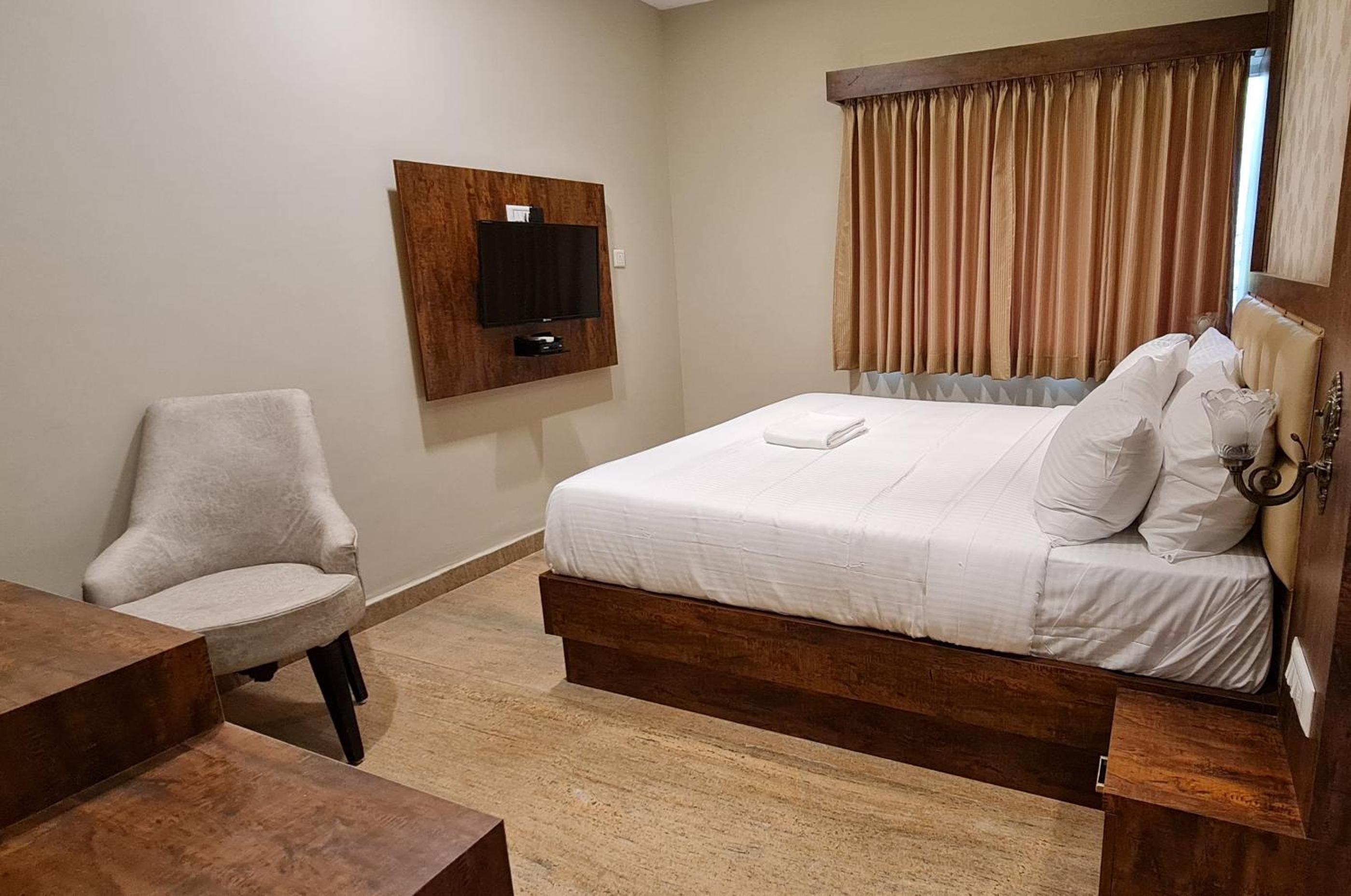 Deluxe Double Room - Photo 11