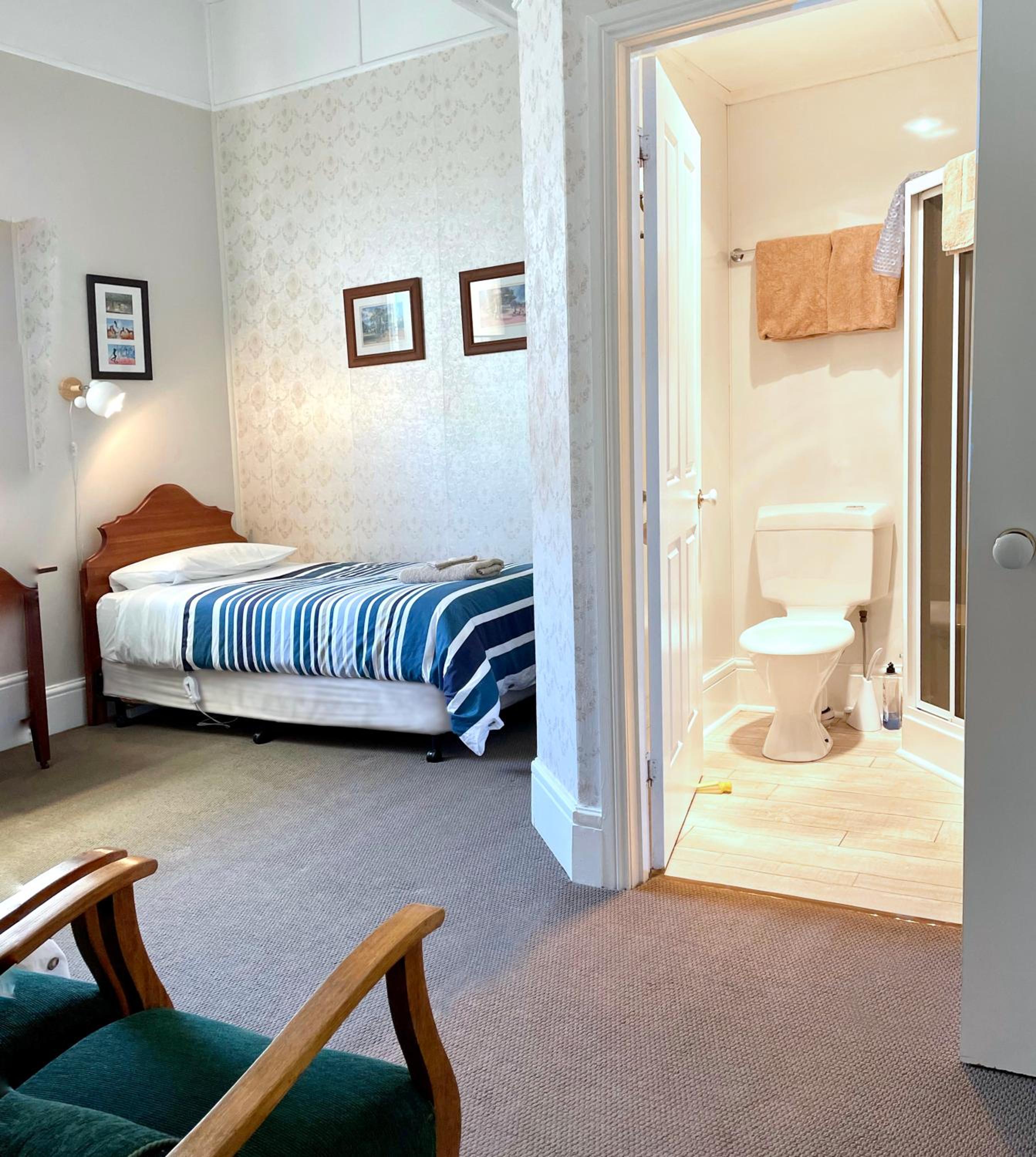 Economy Twin Room photo 3