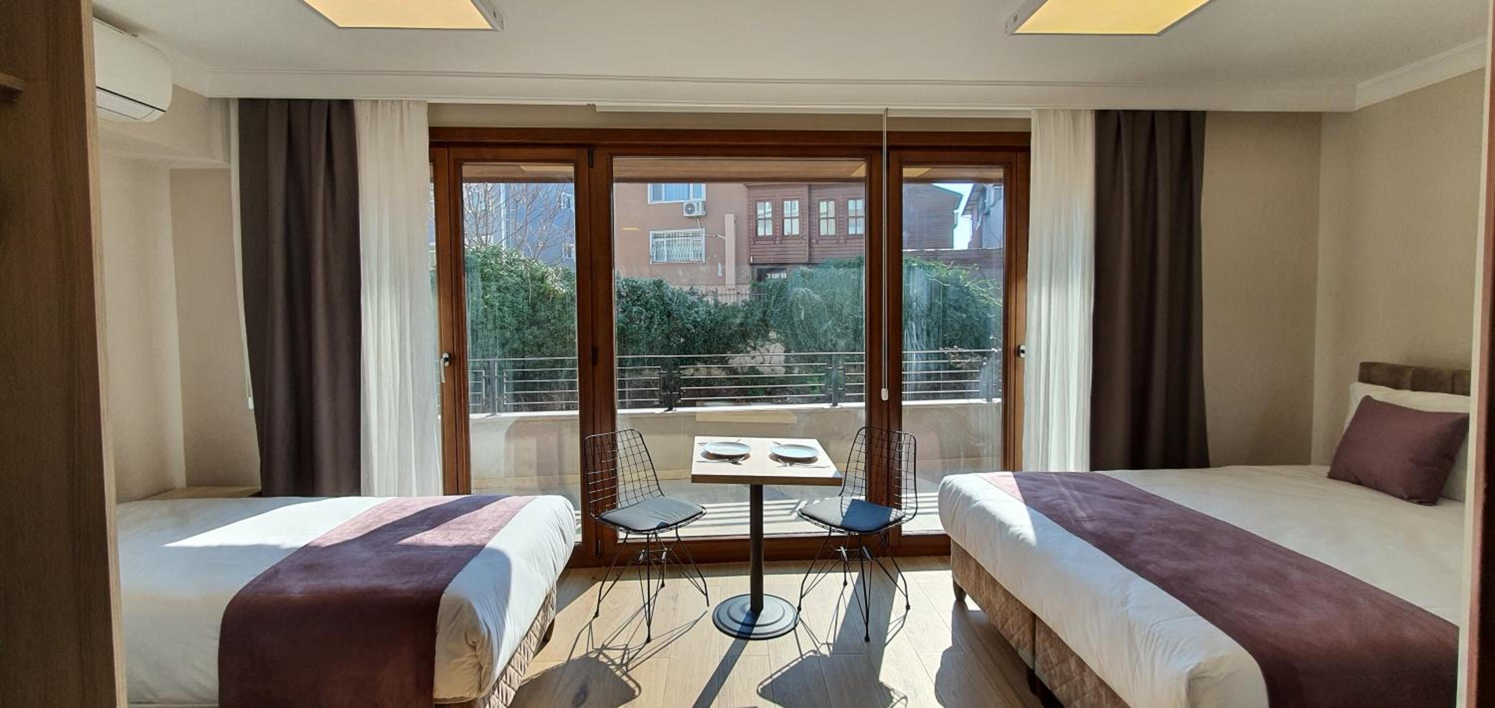 GARDEN FLOOR STUDIO BALCONY ROOM photo 3