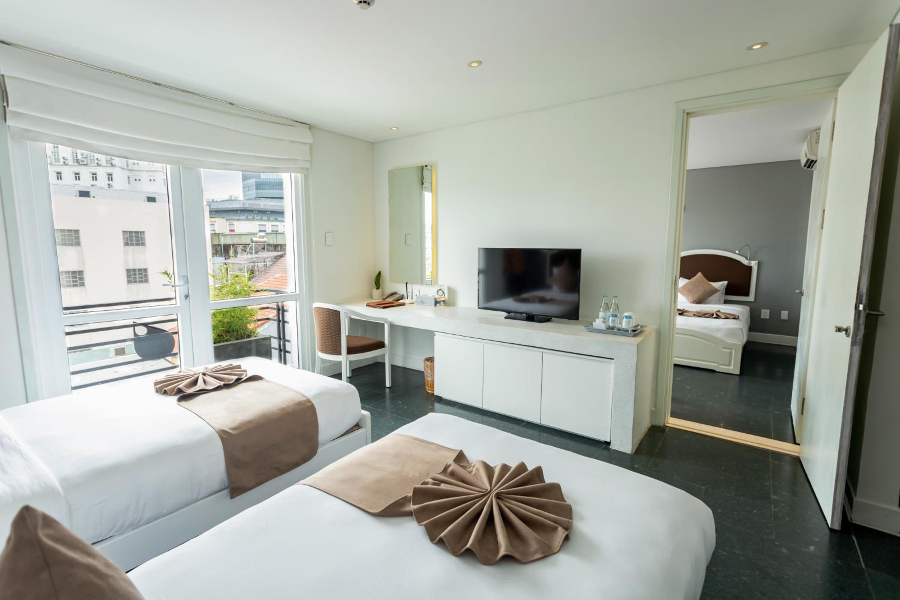 Deluxe Double or Twin Room with City View - Photo 5