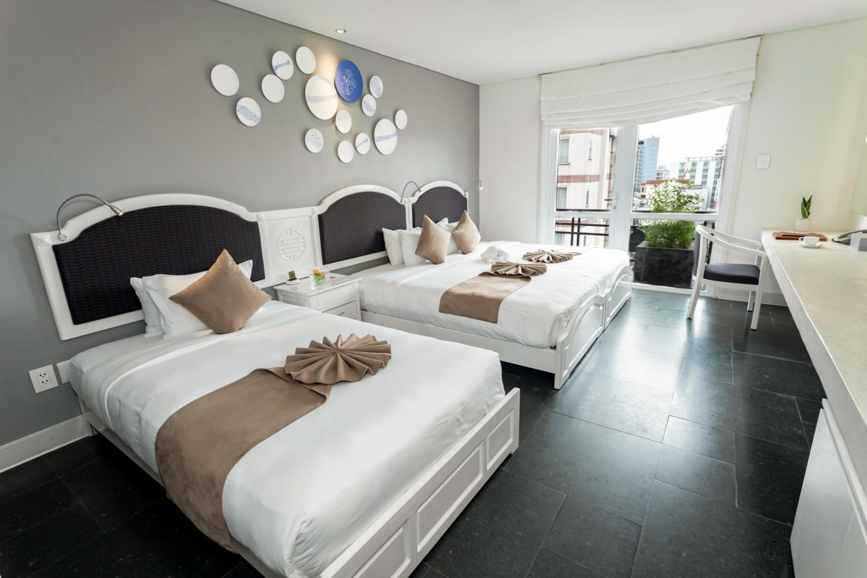 Deluxe Double or Twin Room with City View - Photo 6