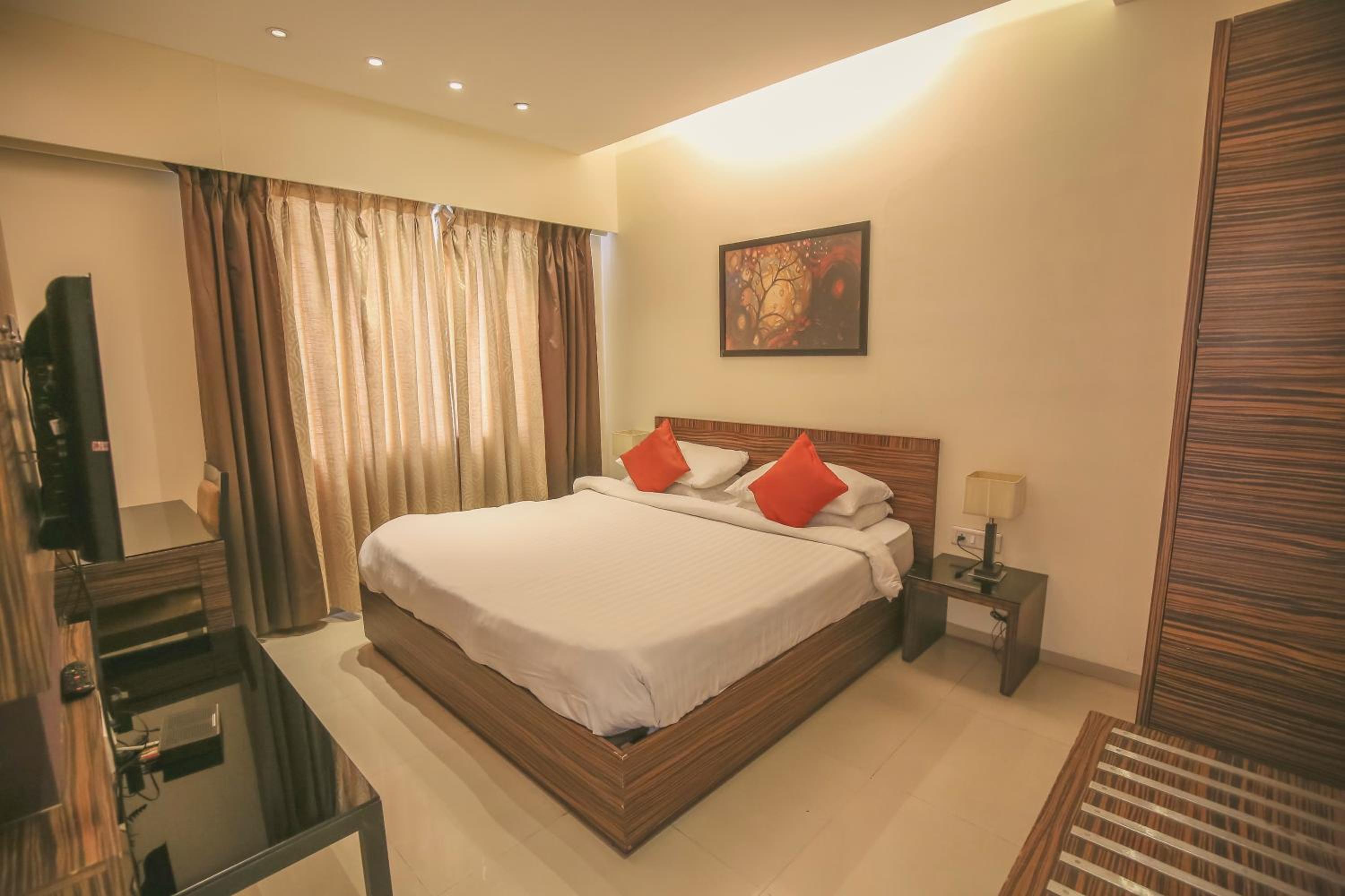 Executive Suite - Photo 1