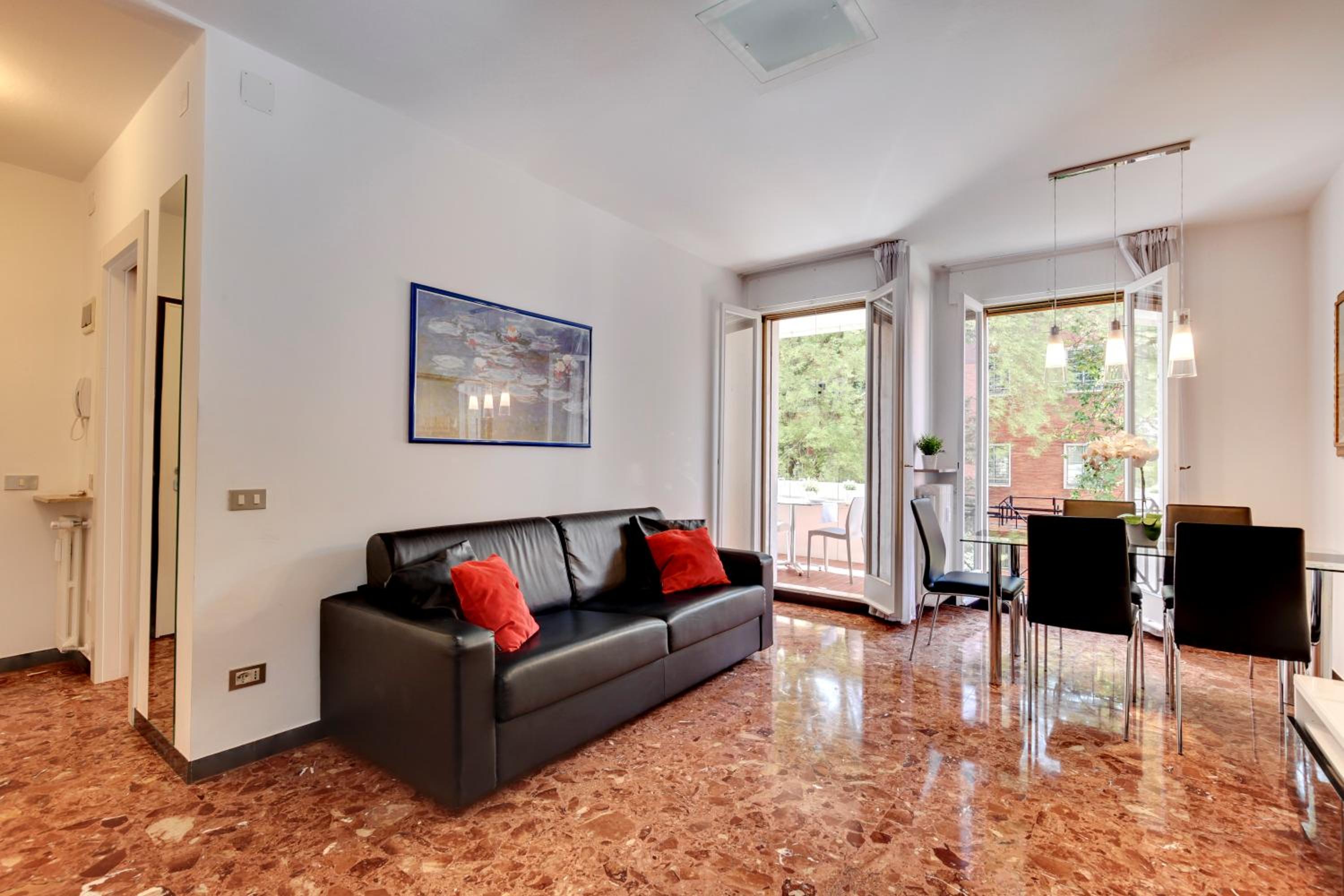 Apartment photo 2