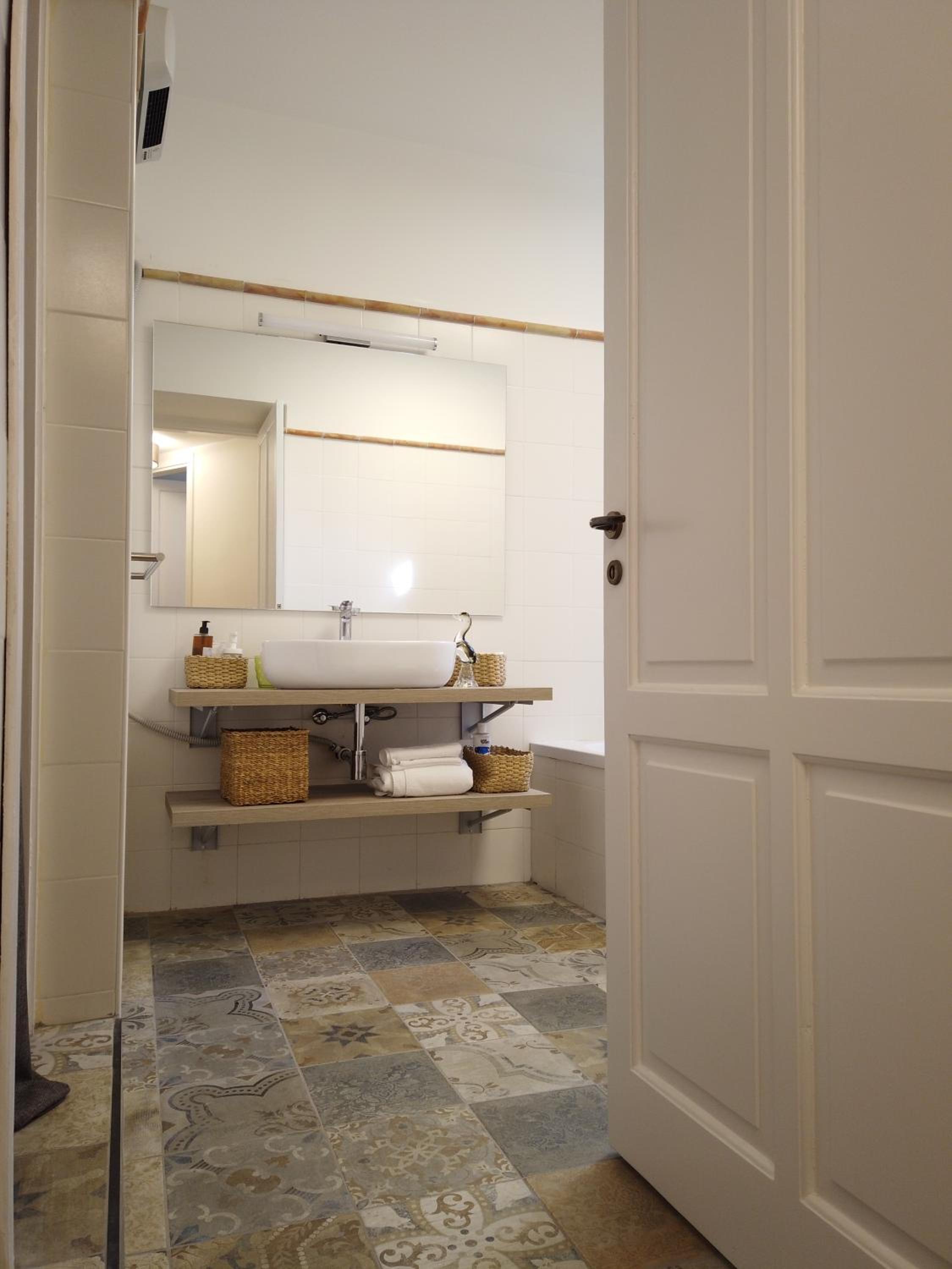 Deluxe Two-Bedroom Apartment - Photo 11
