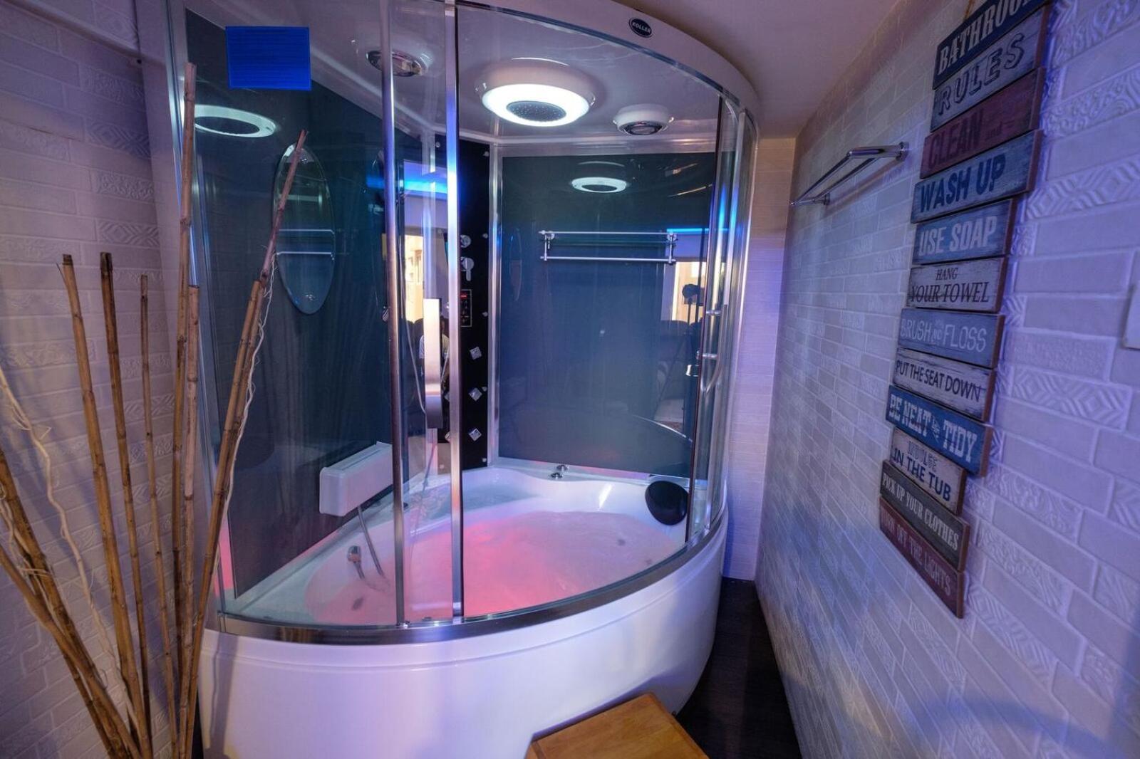 Luxury Suite with Jacuzzi - Photo 12