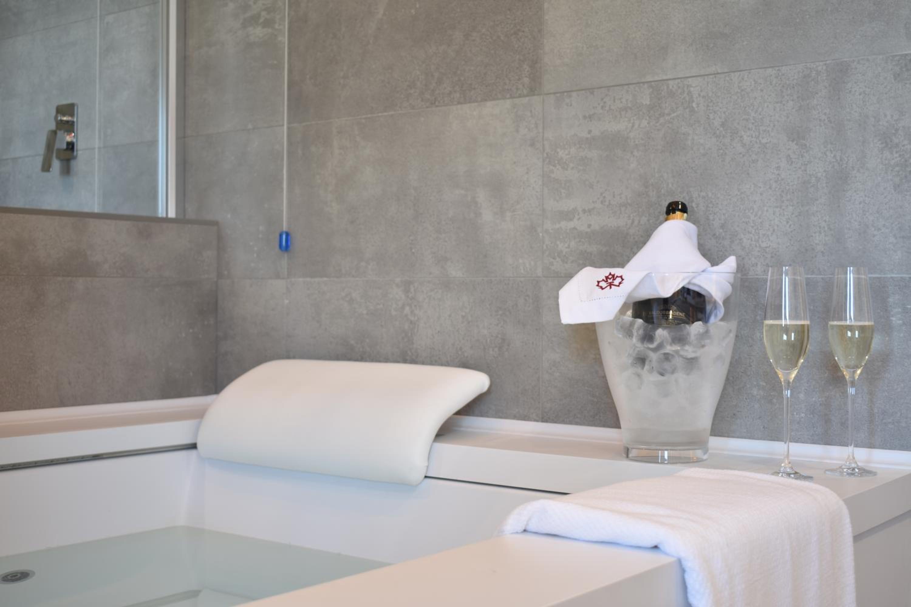 Deluxe Suite with Spa Bath - Photo 13